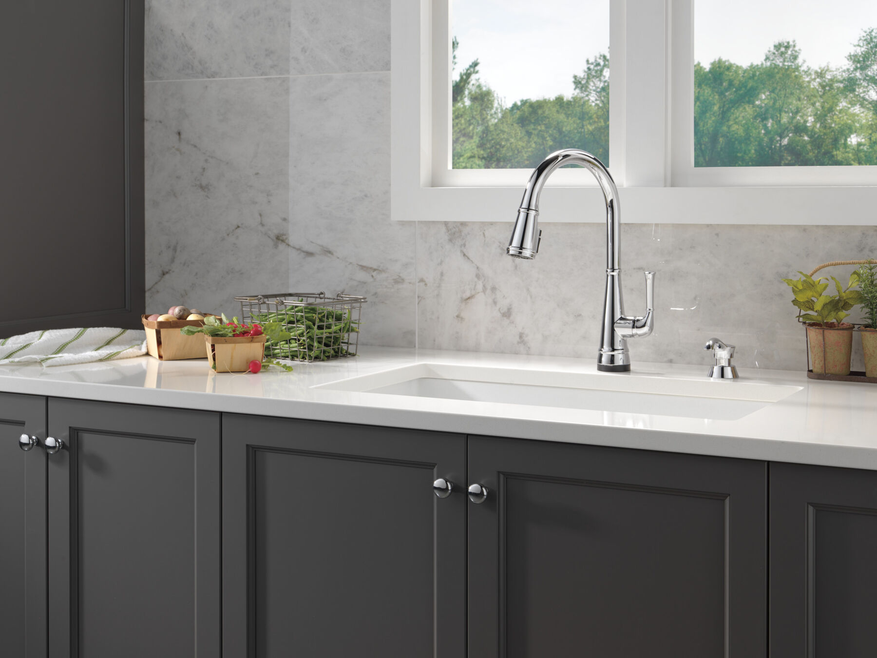 Single Handle Pull-Down Kitchen Faucet with Touch<sub>2</sub>O&reg; Technology and ShieldSpray&reg; Technologies