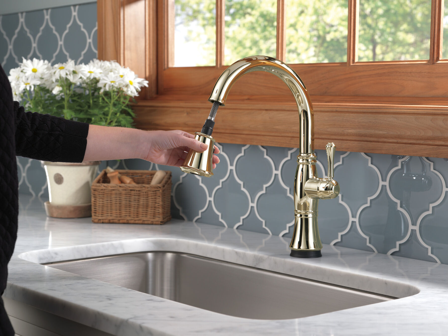 Single Handle Pull-Down Kitchen Faucet with Touch2O&reg; and ShieldSpray&reg; Technologies