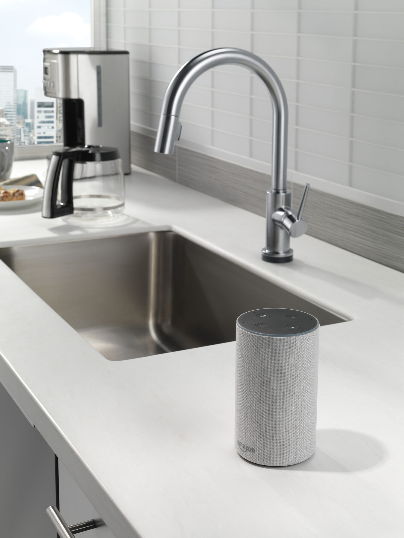 Single Handle Pull-Down Kitchen Faucet with Voice and Touch2O Technology