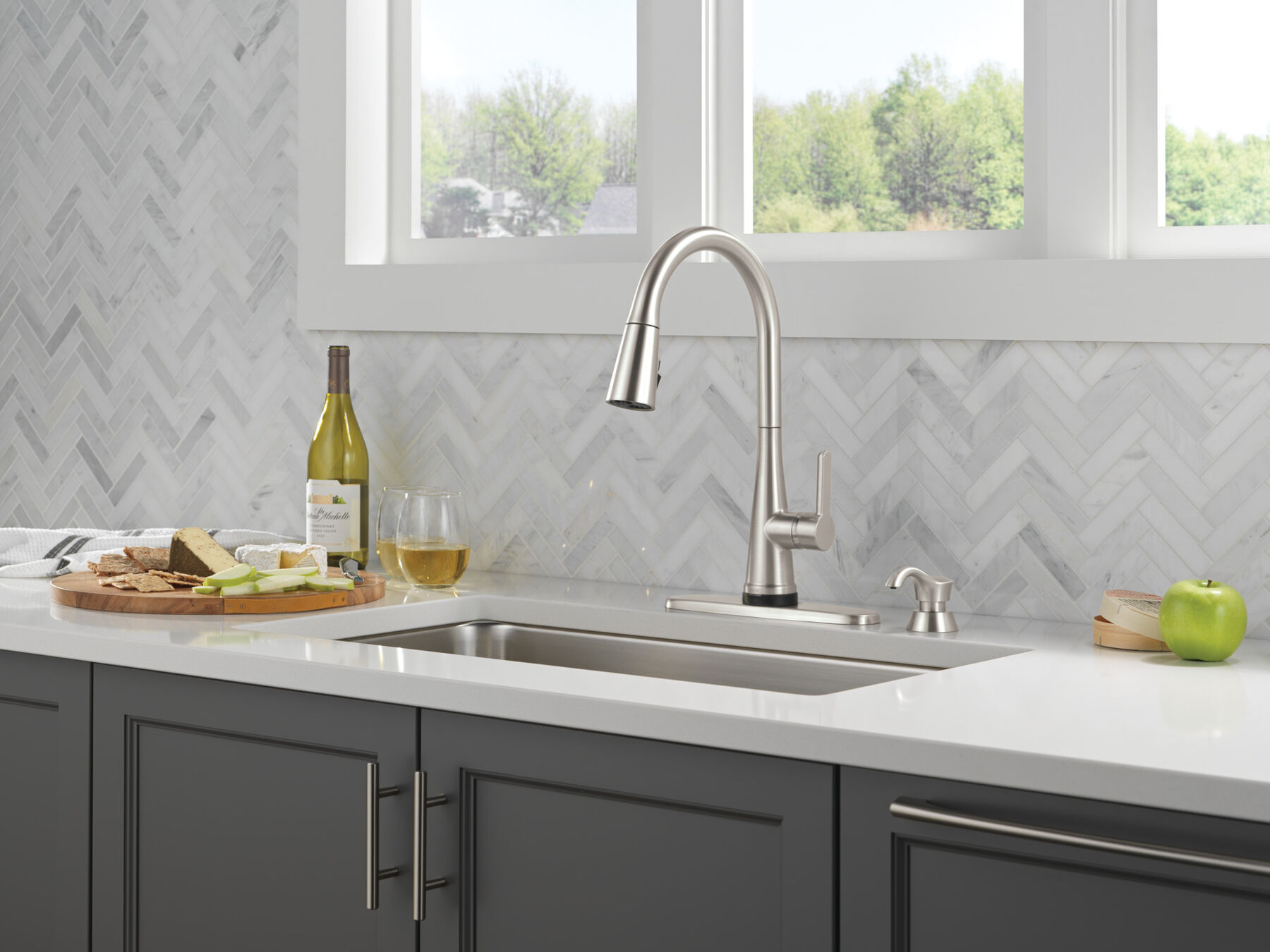 Single Handle Pull-Down Touch<sub>2</sub>O&reg; Technology Kitchen Faucet with Touchless Technology and Soap Dispenser