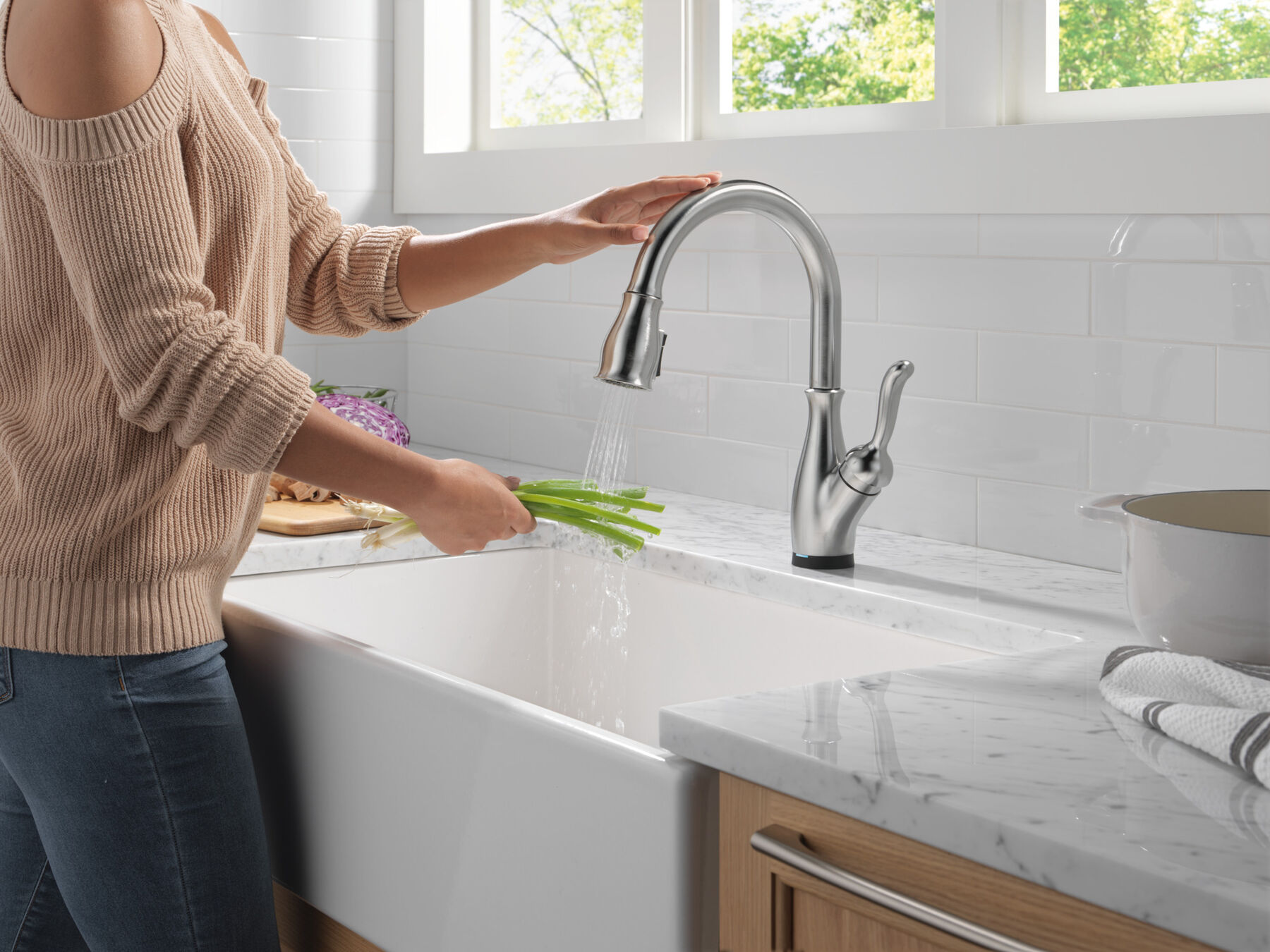Touch2O&reg; with Touchless&trade; Pull-Down Kitchen 1L with Soap Disp Bundle