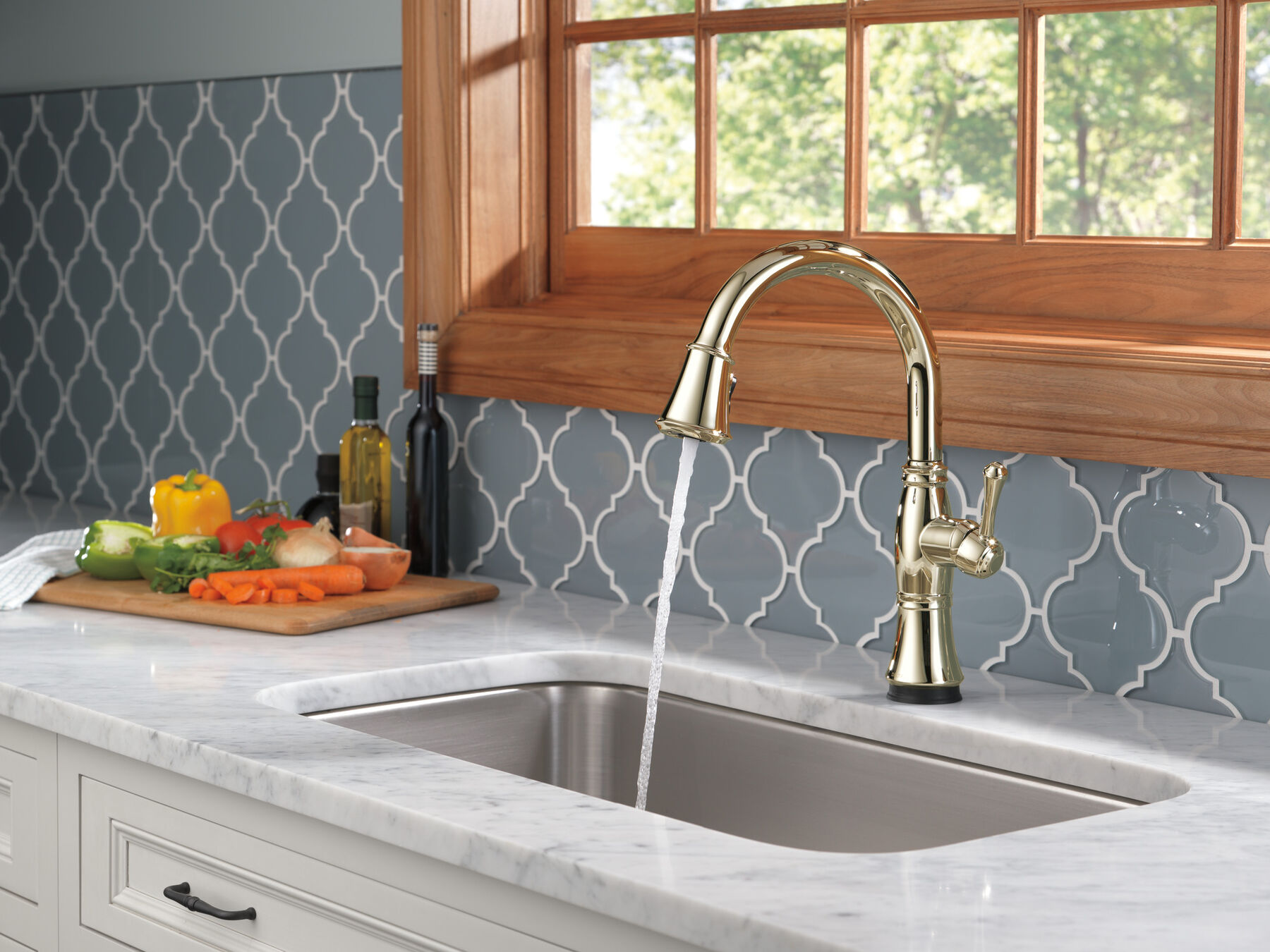 Single Handle Pull-Down Kitchen Faucet with Touch2O&reg; and ShieldSpray&reg; Technologies