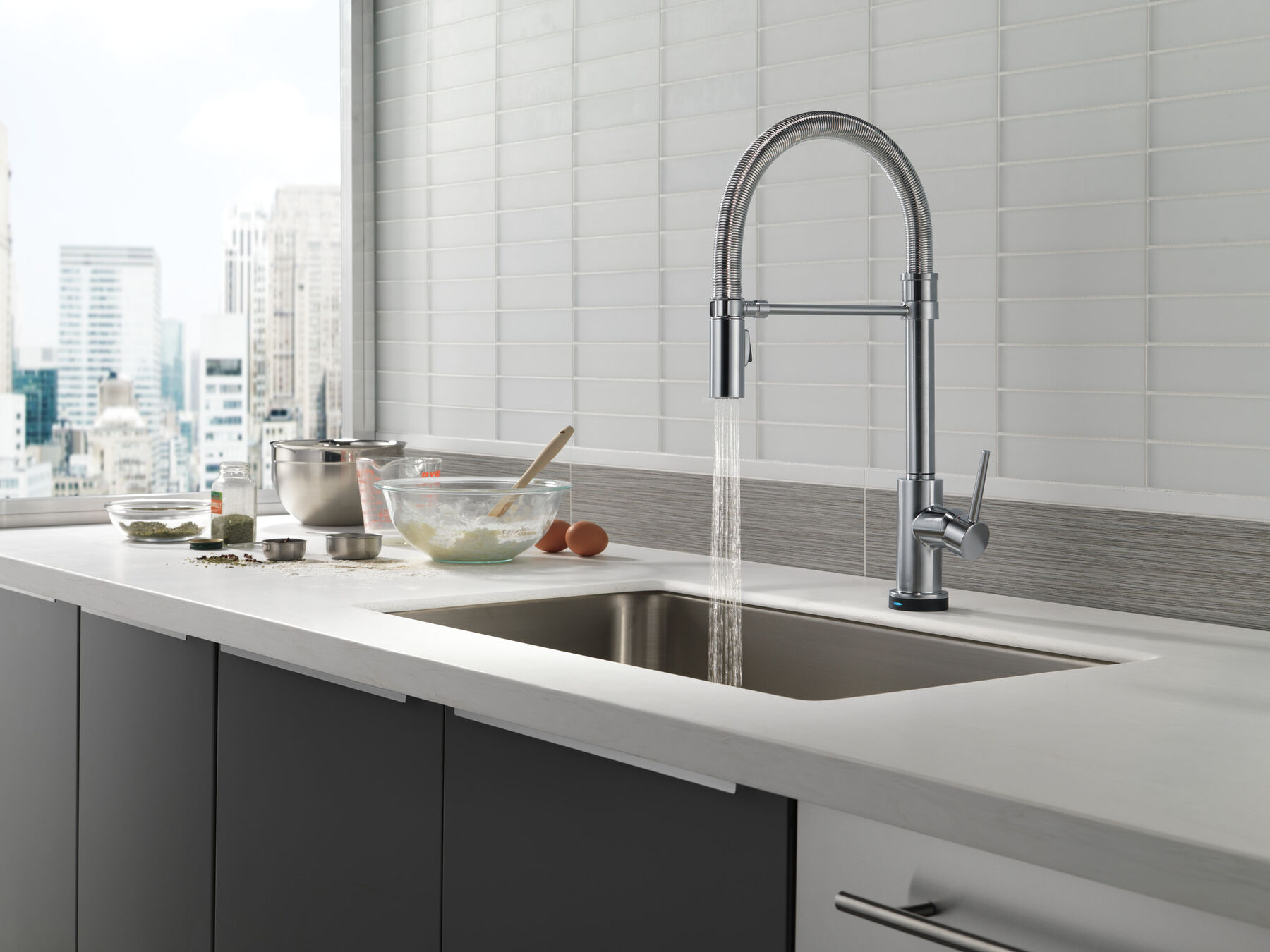 Single Handle Pull-Down Spring Spout Kitchen Faucet with Touch2O&reg; Technology