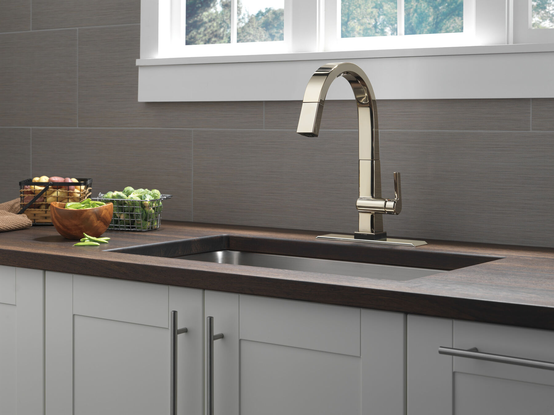 Single Handle Pull Down Kitchen Faucet with Touch2O Technology