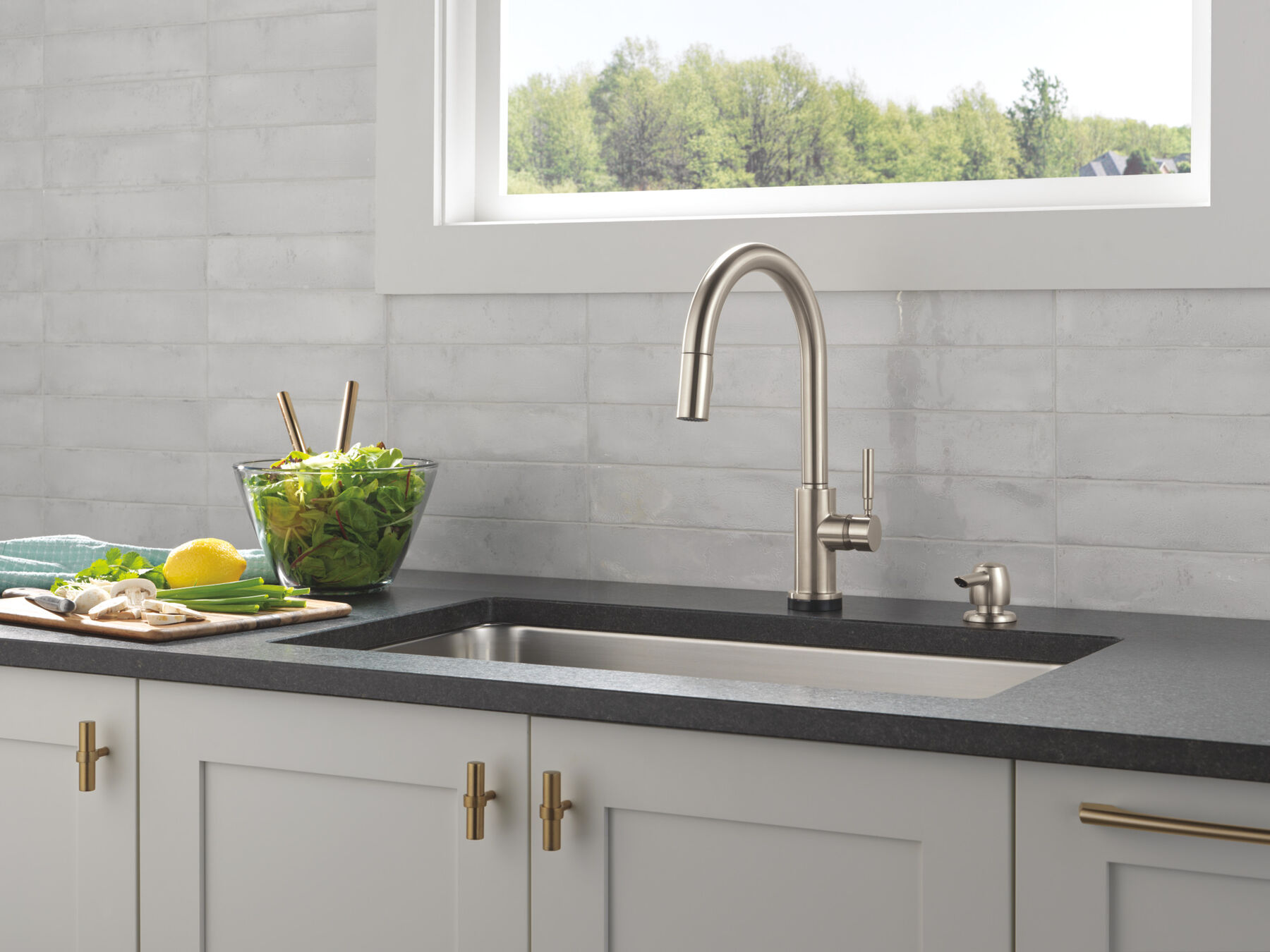 Single Handle Pull-Down Touch<sub>2</sub>O&reg; Technology Kitchen Faucet with Touchless Technology
