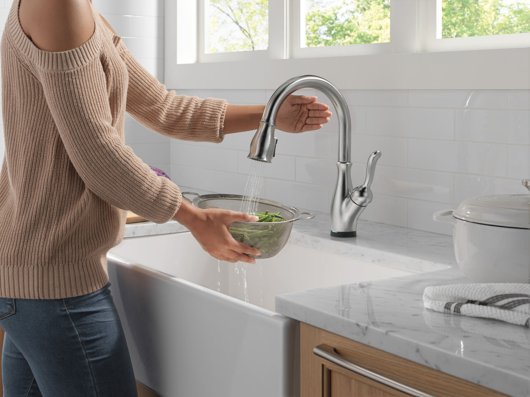 Touch2O&reg; with Touchless&trade; Pull-Down Kitchen 1L with Soap Disp Bundle