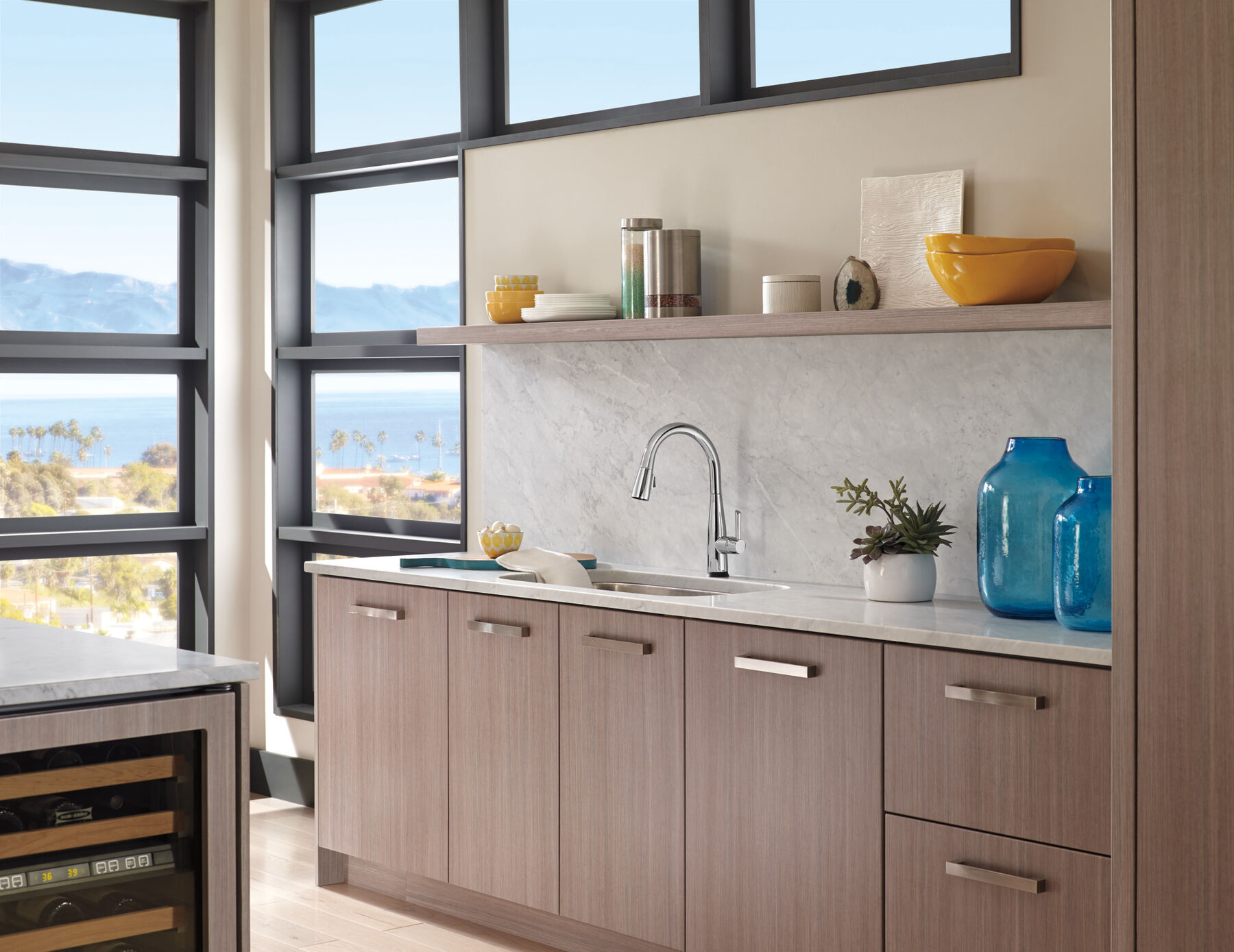 Single Handle Pull-Down Kitchen Faucet with Touch2O&reg; Technology