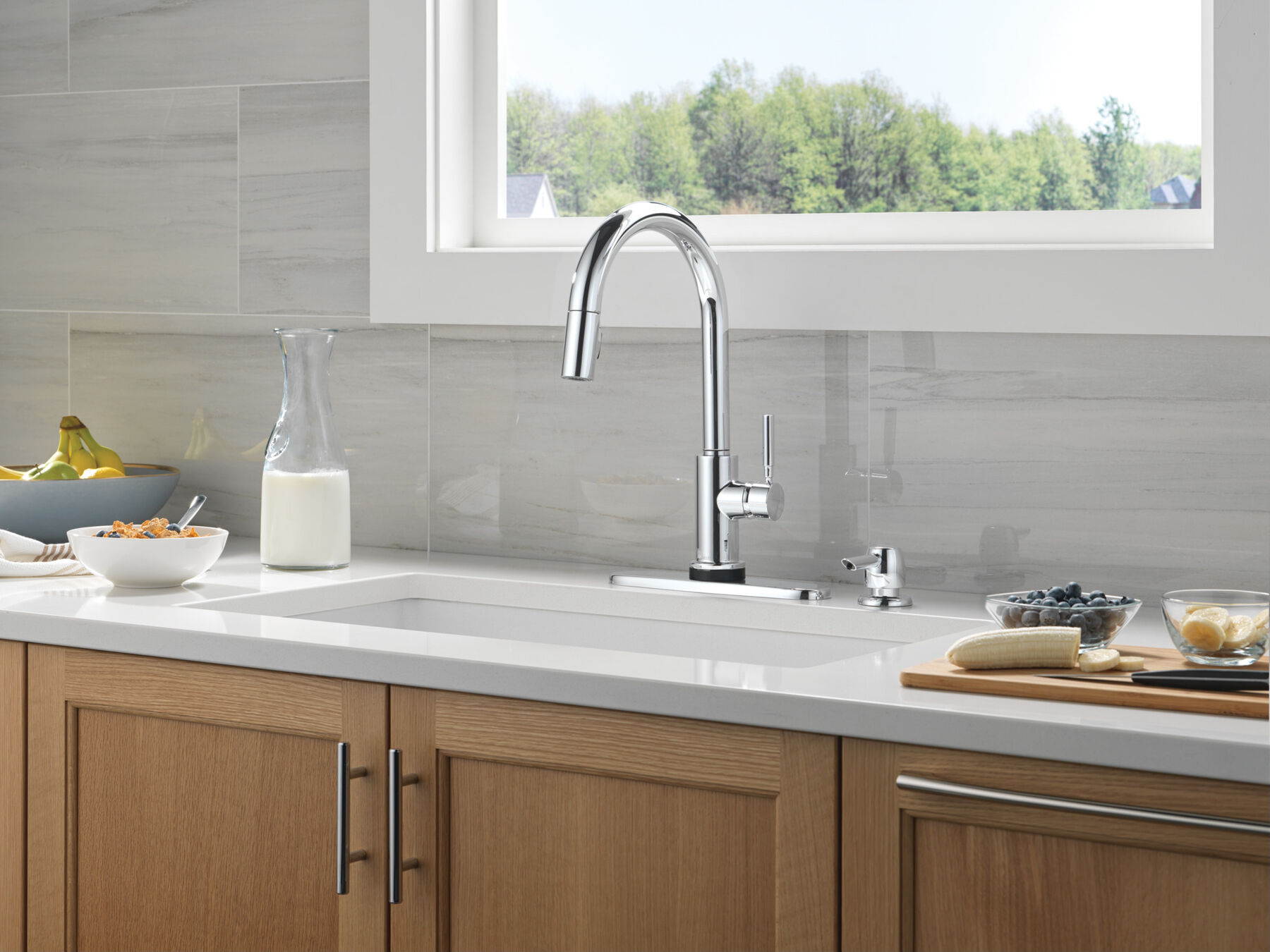Single Handle Pull-Down Touch<sub>2</sub>O&reg; Technology Kitchen Faucet with Touchless Technology