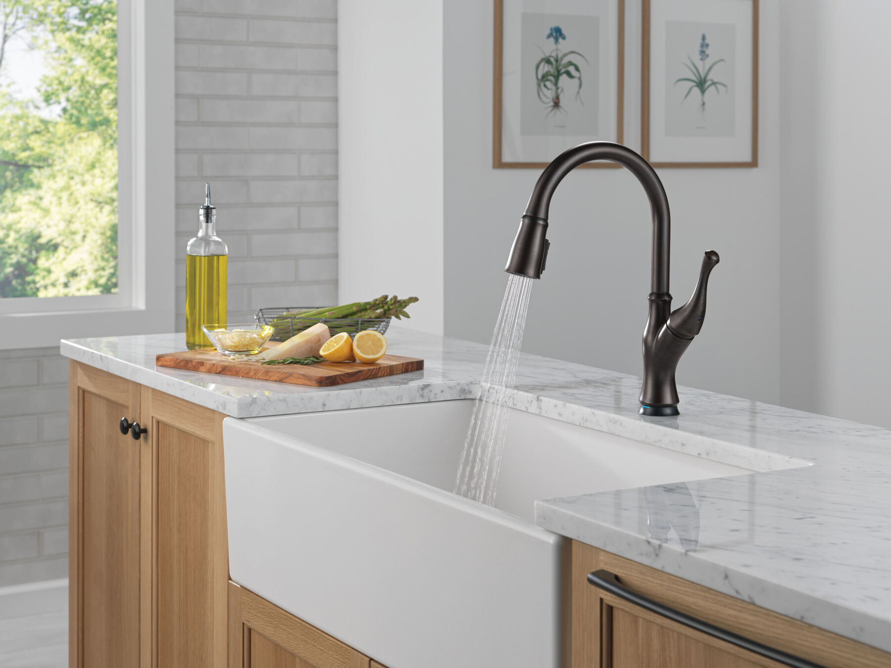 Touch<sub>2</sub>O&reg; Technology Kitchen Faucet with Touchless Technology