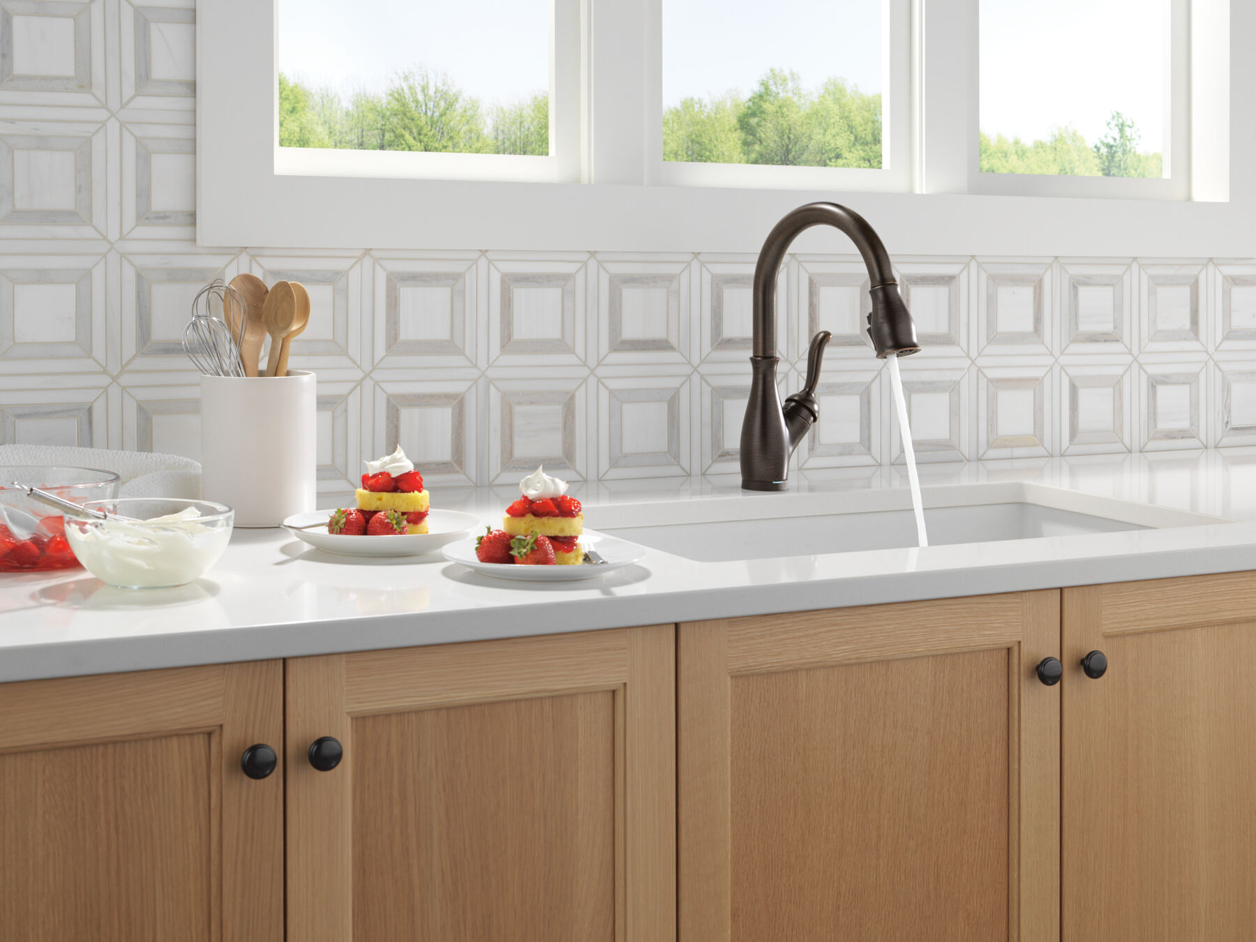 Touch2O&reg; with Touchless&trade; Pull-Down Kitchen 1L with Soap Disp Bundle