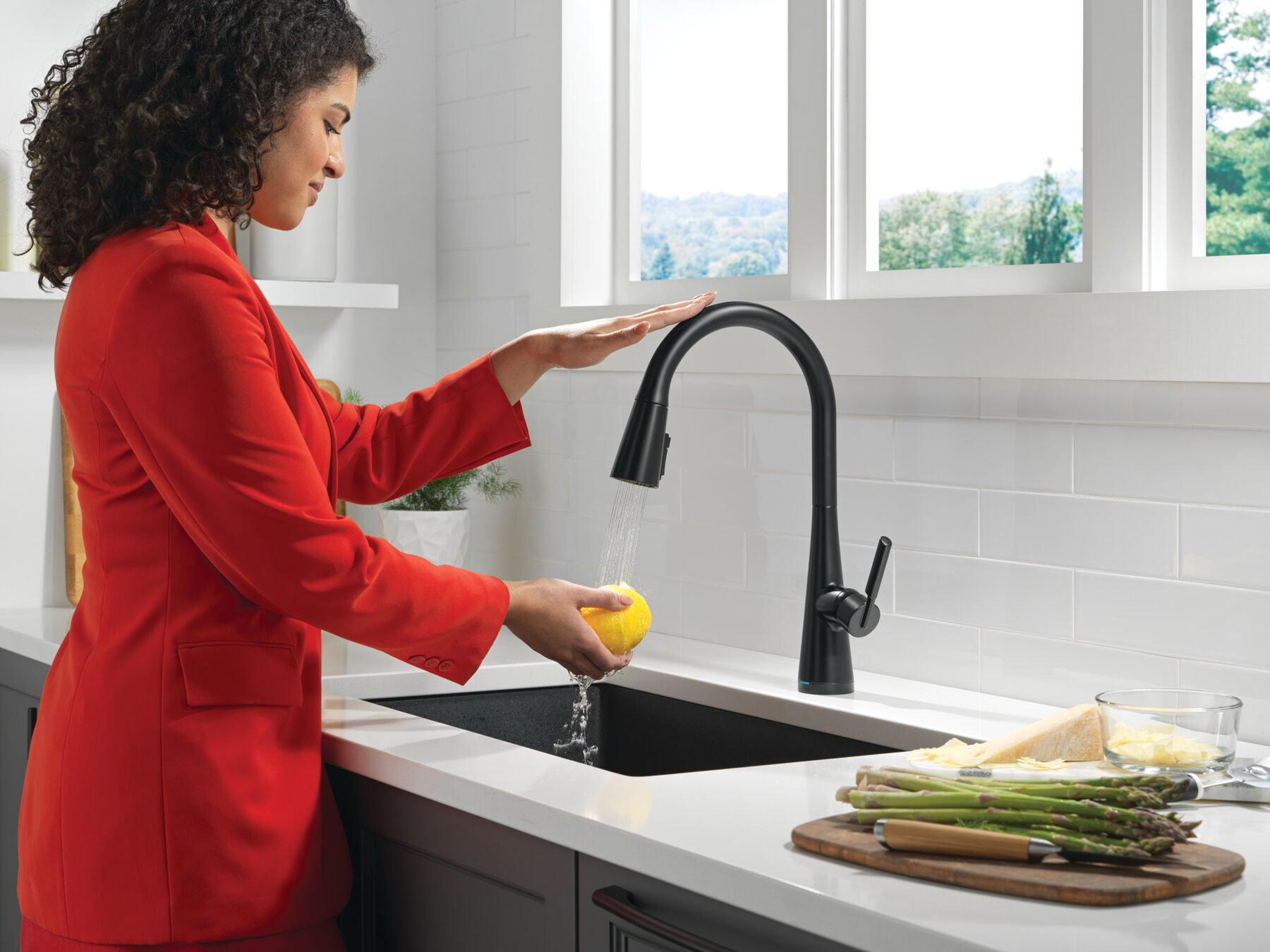 Single Handle Pull-Down Touch<sub>2</sub>O&reg; Technology Kitchen Faucet with Touchless Technology