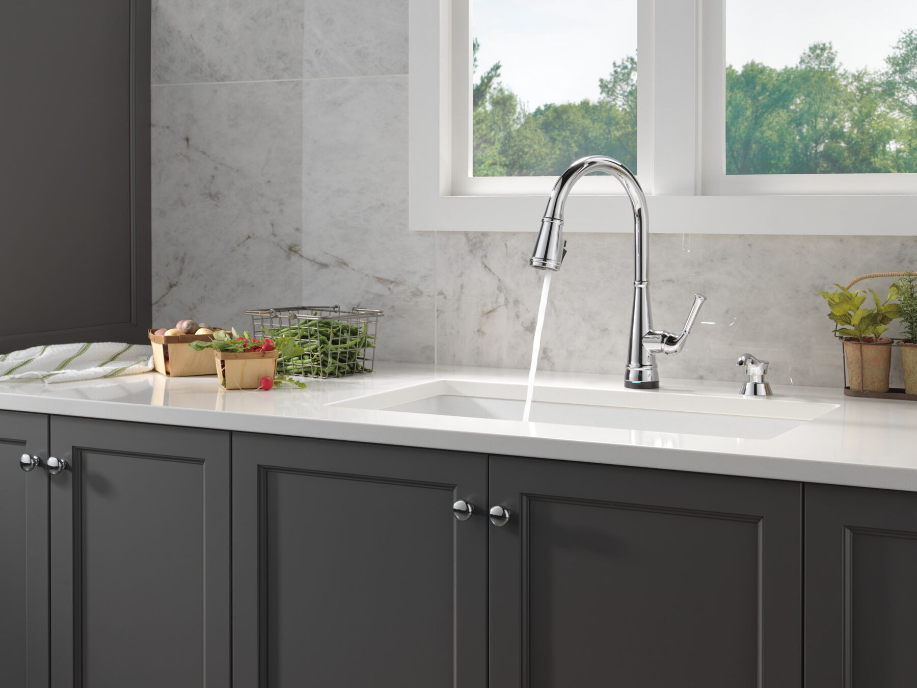 Single Handle Pull-Down Kitchen Faucet with Touch<sub>2</sub>O&reg; Technology and ShieldSpray&reg; Technologies