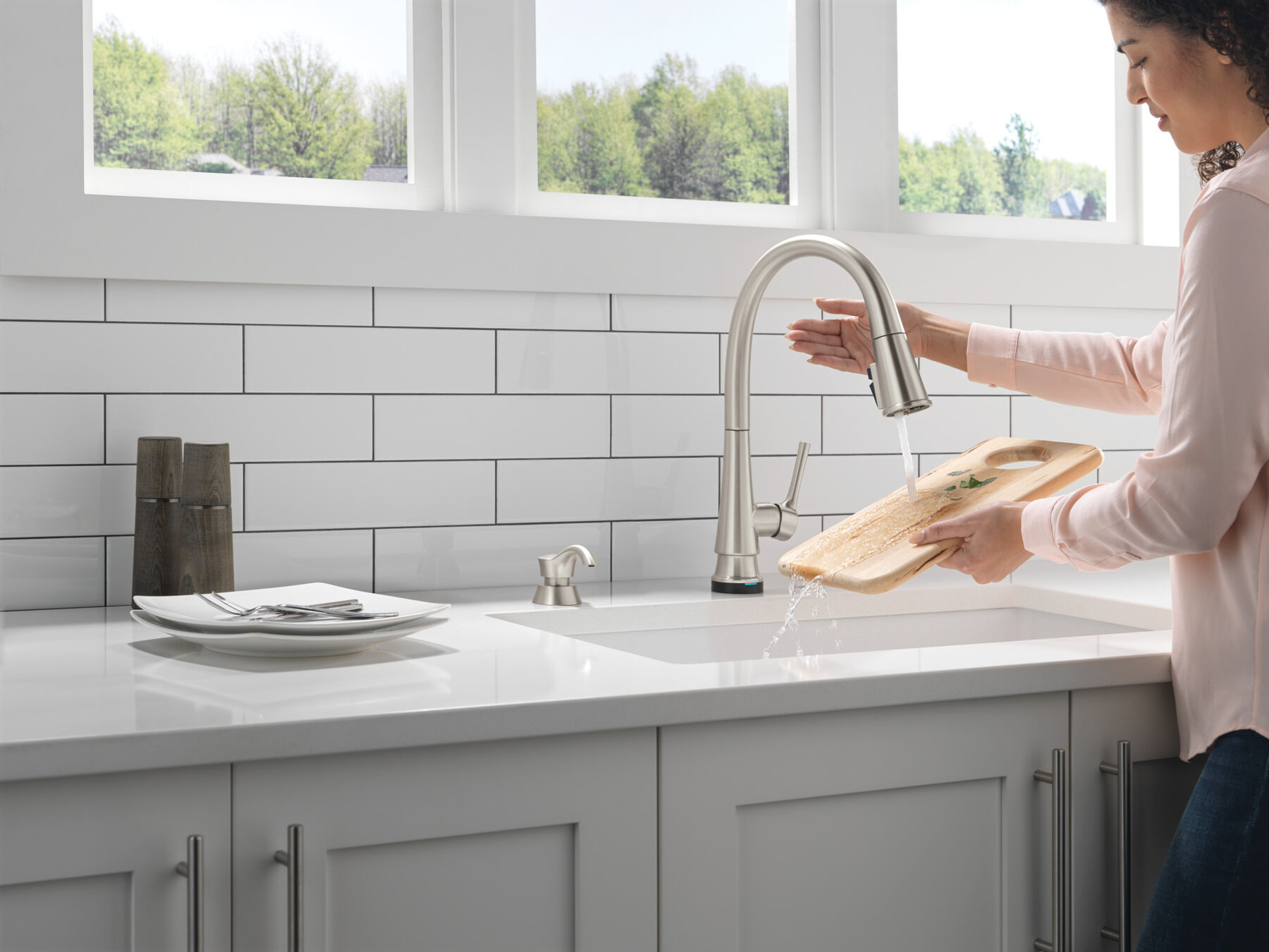 Single Handle Pull-Down Touch<sub>2</sub>O&reg; Technology Kitchen Faucet with Touchless Technology and Soap Dispenser