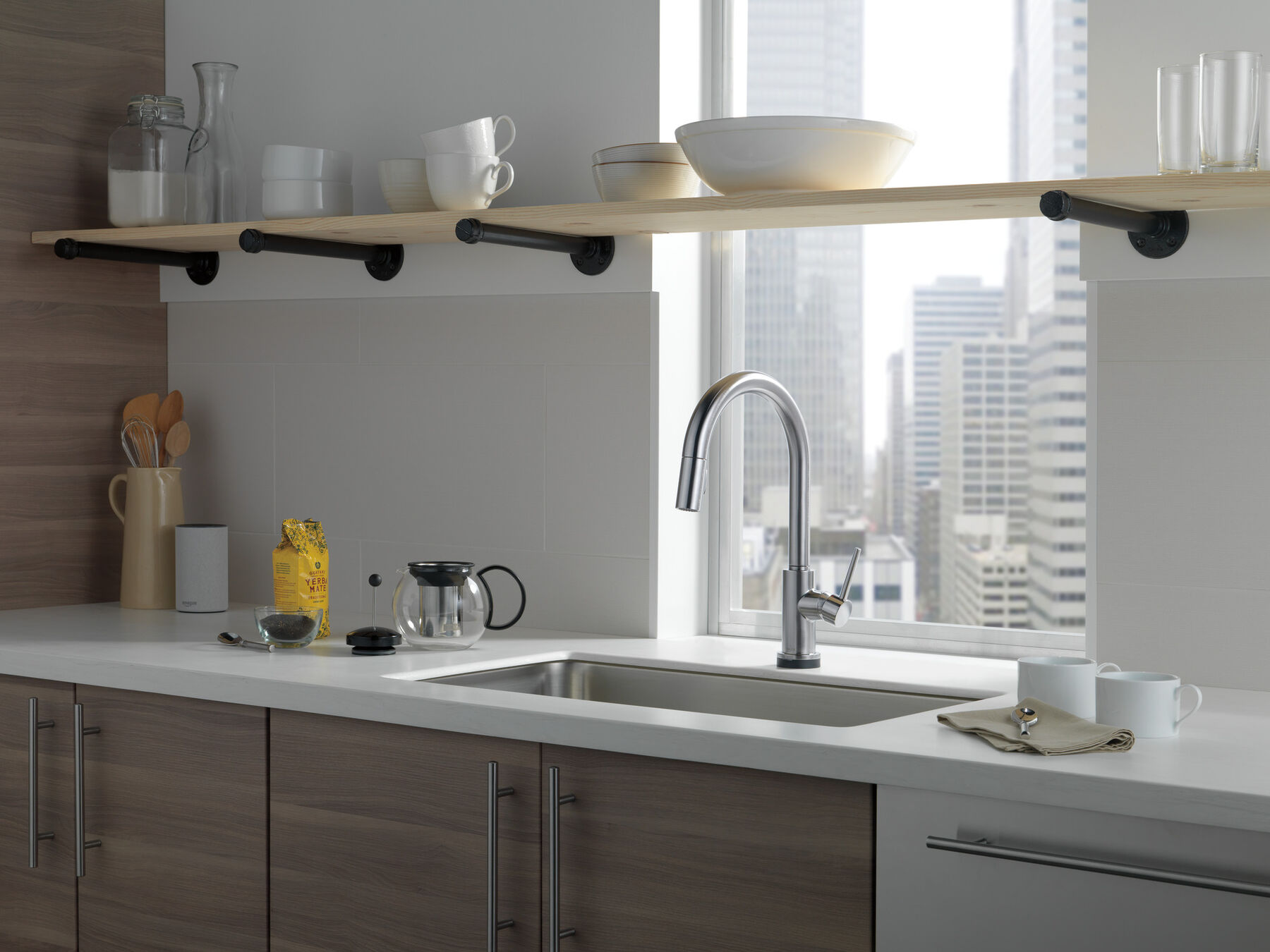 Single Handle Pull-Down Kitchen Faucet with Voice and Touch2O Technology