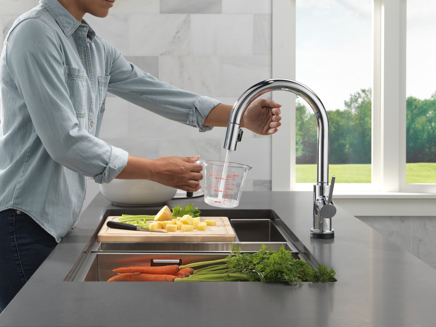 Touch<sub>2</sub>O&reg; Technology Kitchen Faucet with Touchless Technology