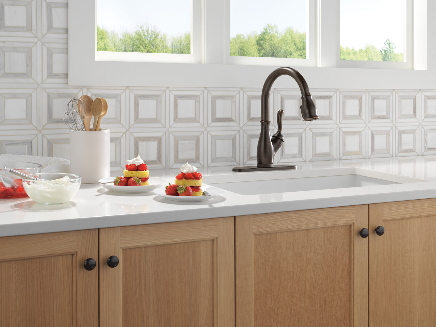 Touch<sub>2</sub>O&reg; Technology Kitchen Faucet with Touchless Technology