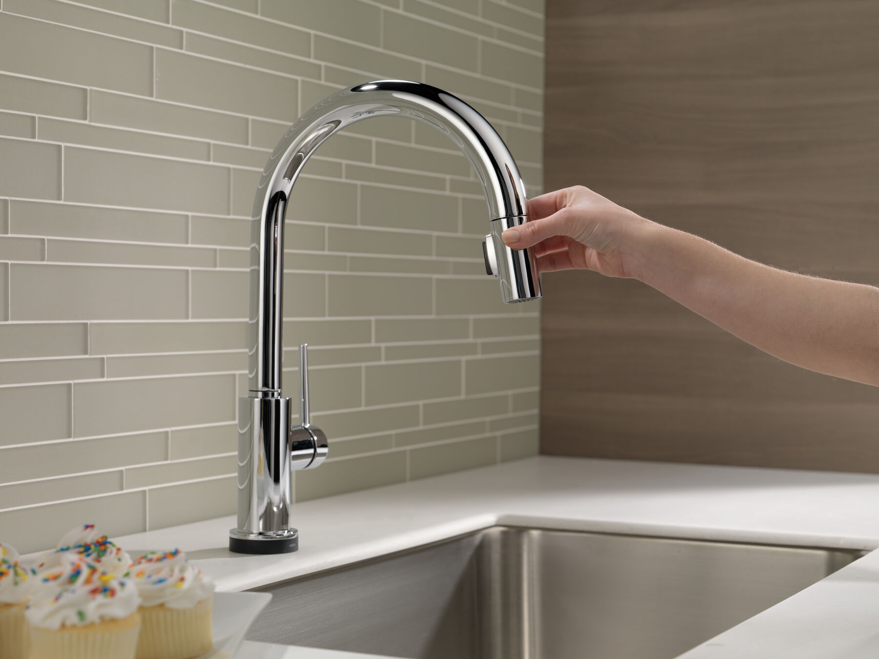 Single Handle Pull-Down Kitchen Faucet with Voice and Touch2O Technology