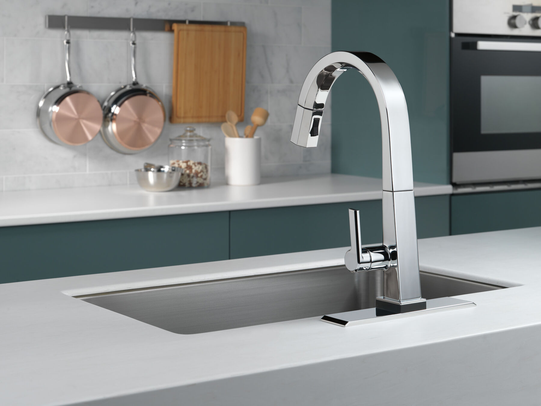 Single Handle Pull Down Kitchen Faucet with Touch2O Technology