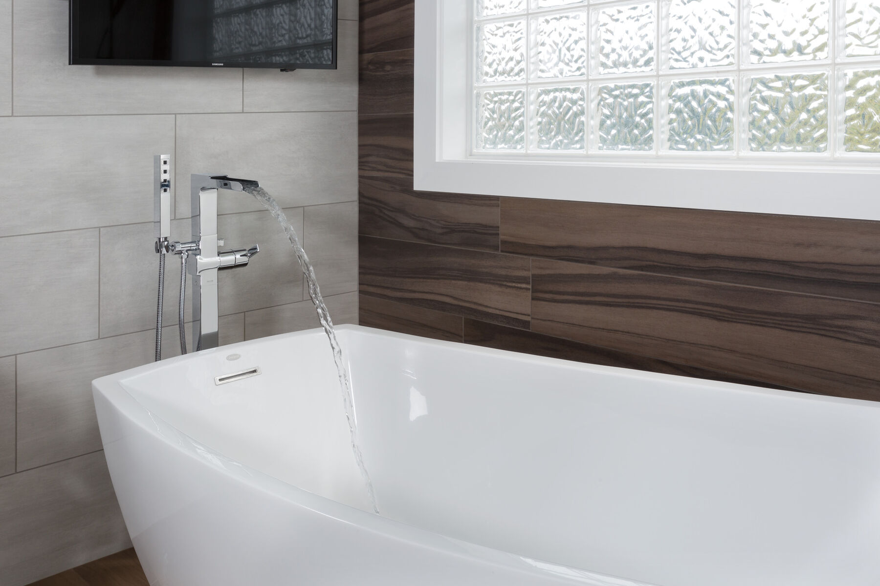 Floor Mount Tub Filler Trim w/ HS 1L (Recertified)