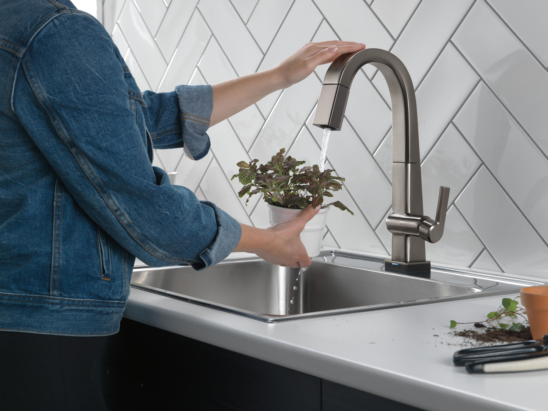 Single Handle Pull Down Bar/Prep Faucet With Touch2O Technology