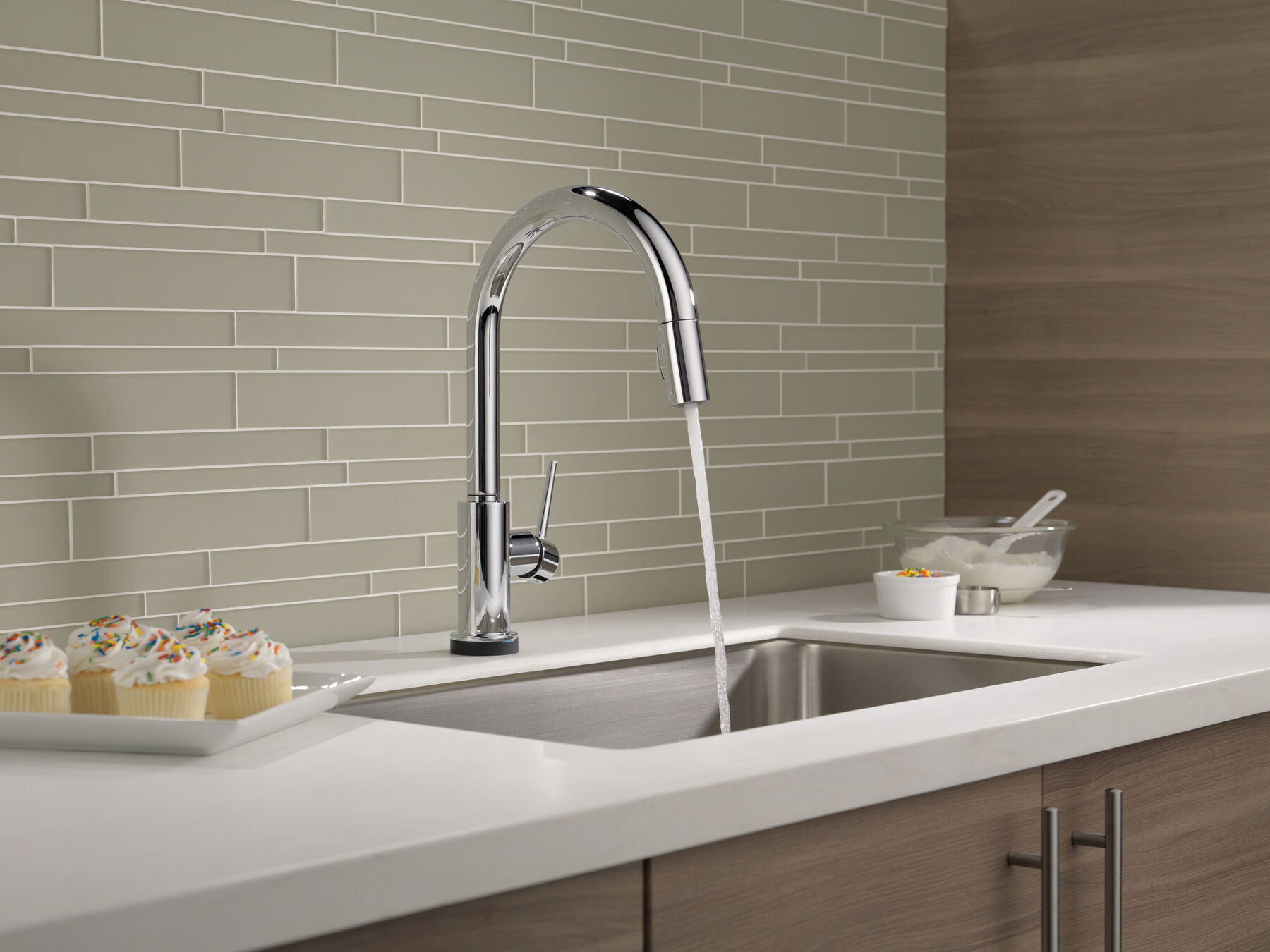 Single Handle Pull-Down Kitchen Faucet with Voice and Touch2O Technology