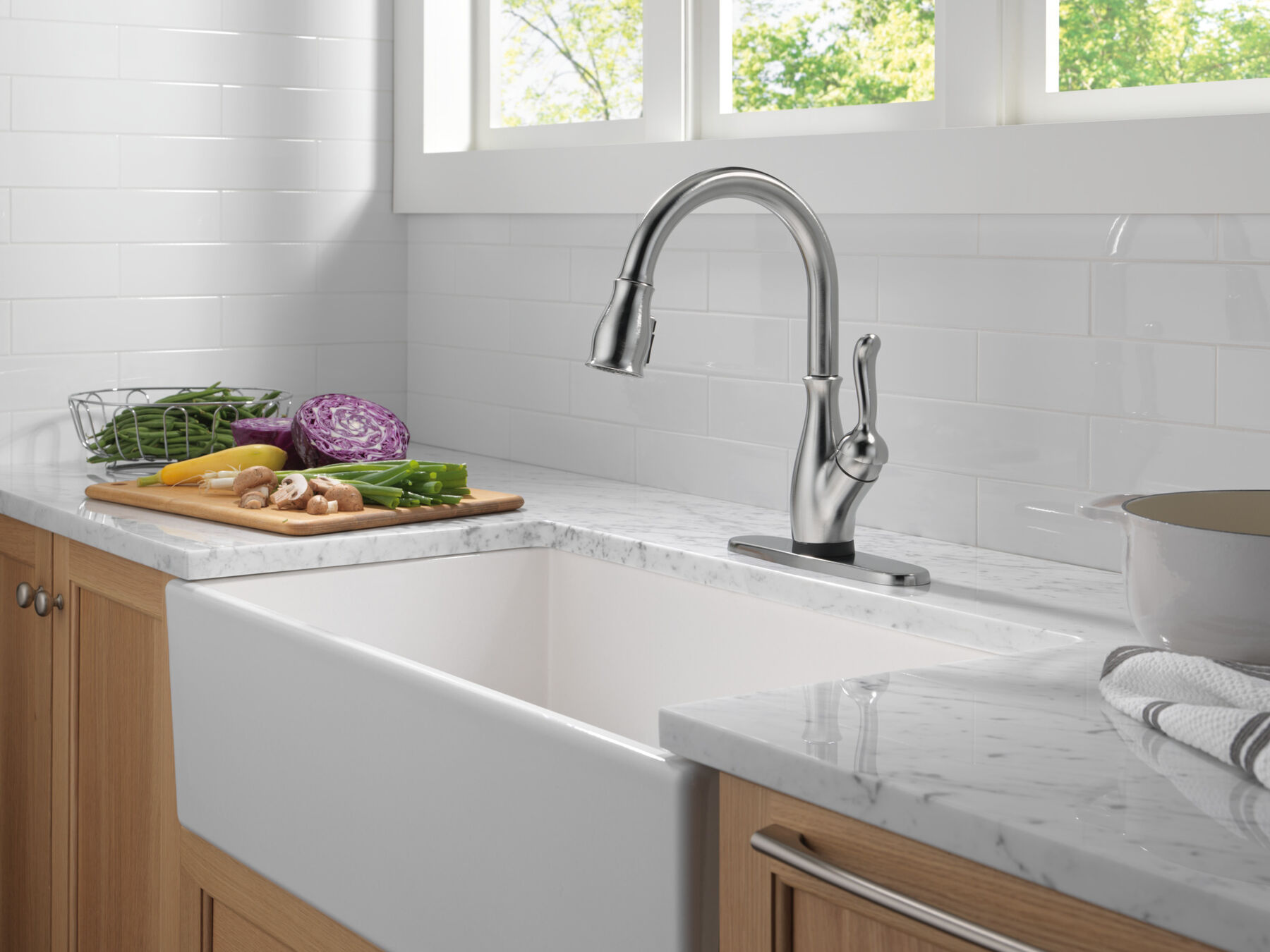 Touch2O&reg; with Touchless&trade; Pull-Down Kitchen 1L with Soap Disp Bundle
