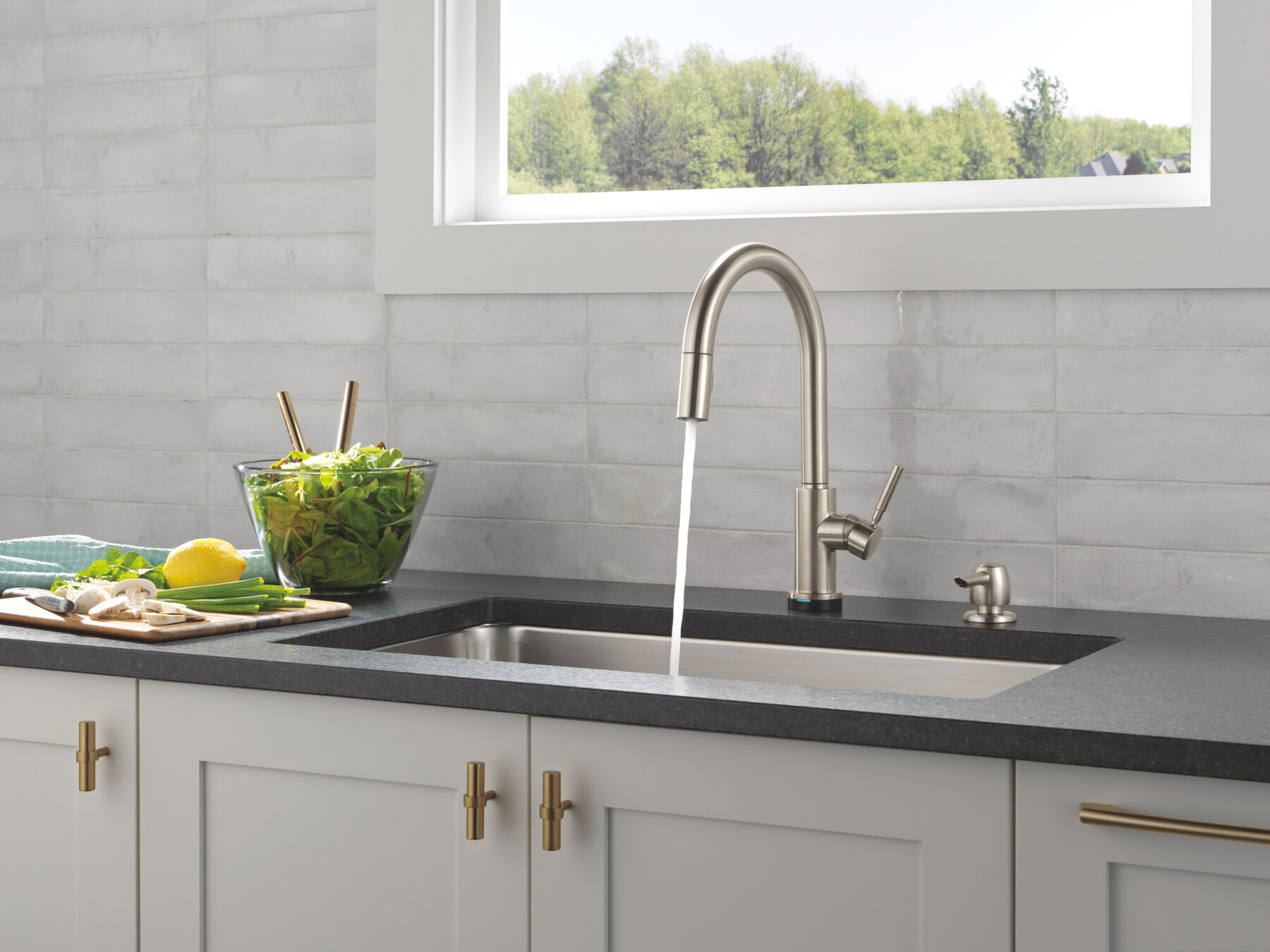 Single Handle Pull-Down Touch<sub>2</sub>O&reg; Technology Kitchen Faucet with Touchless Technology