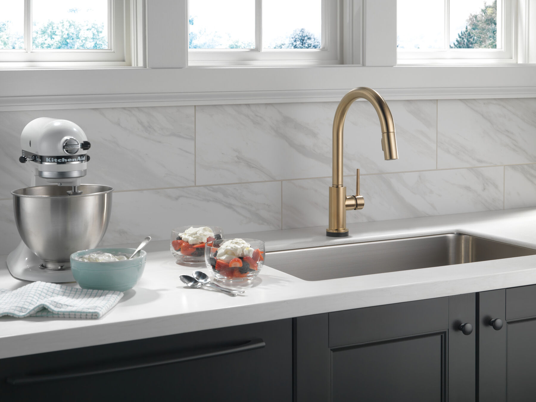 Single Handle Pull-Down Kitchen Faucet with Touch2O&reg; Technology