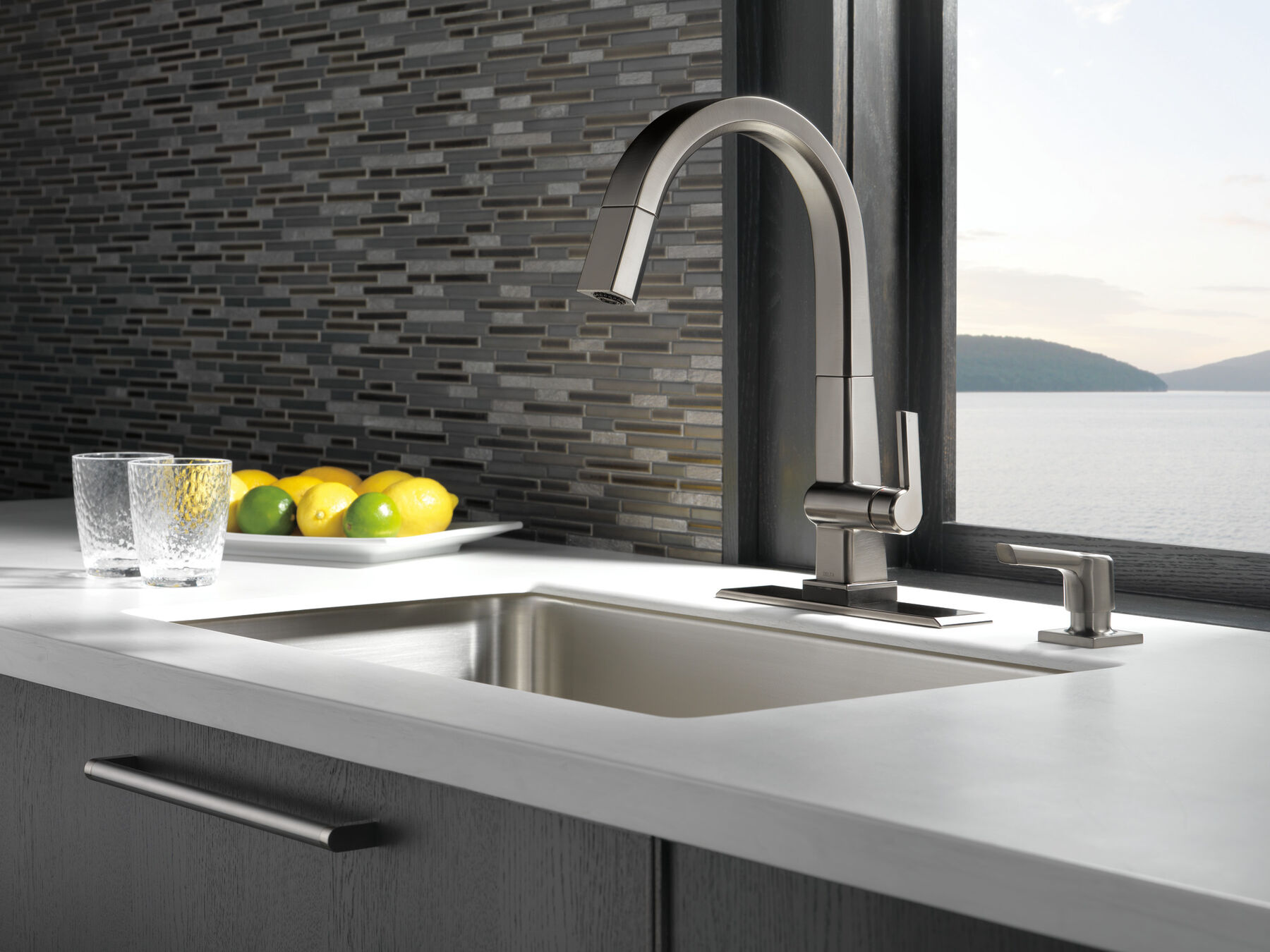 Single Handle Pull Down Kitchen Faucet with Touch2O Technology