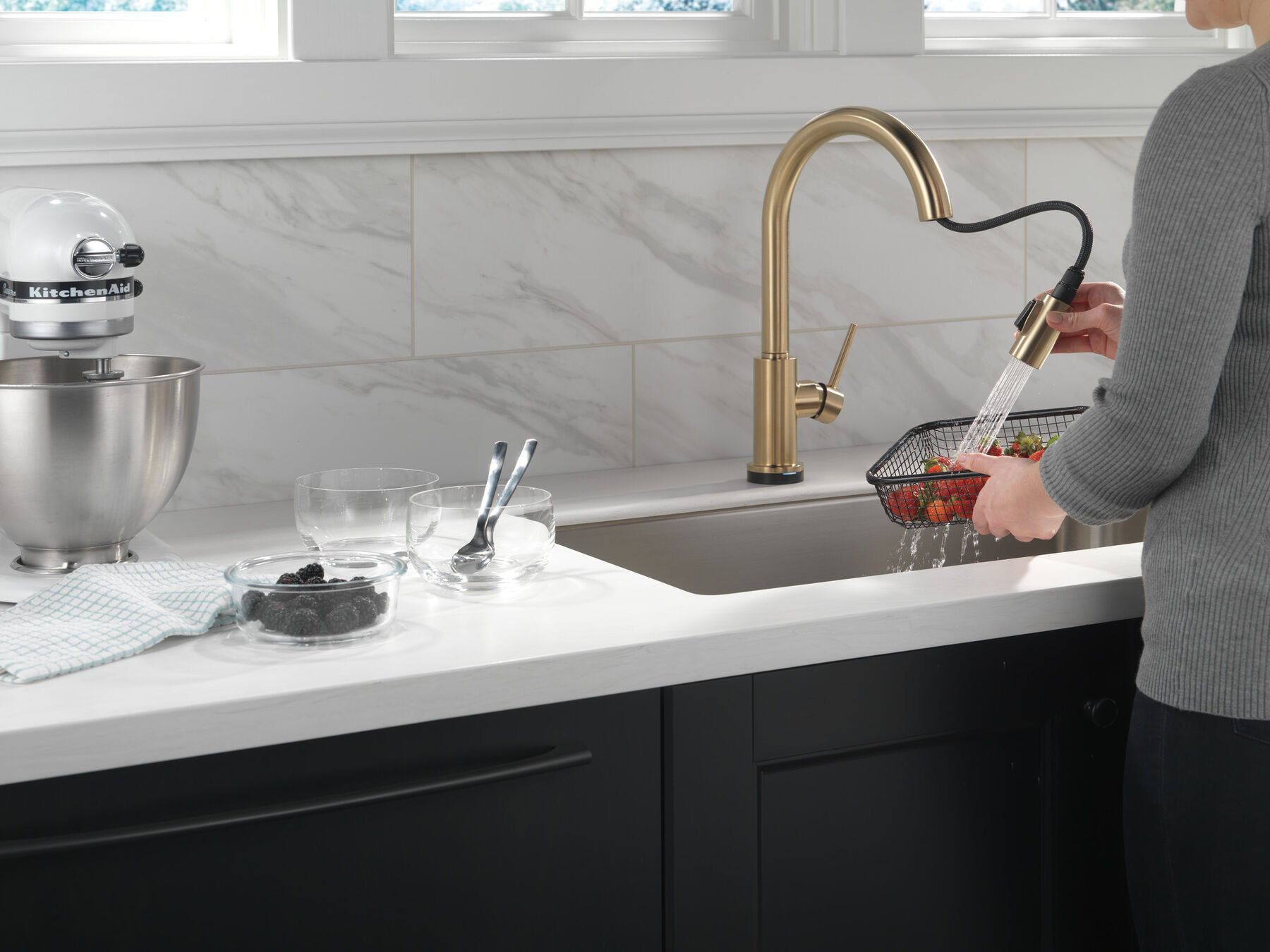 Single Handle Pull-Down Kitchen Faucet with Touch2O&reg; Technology
