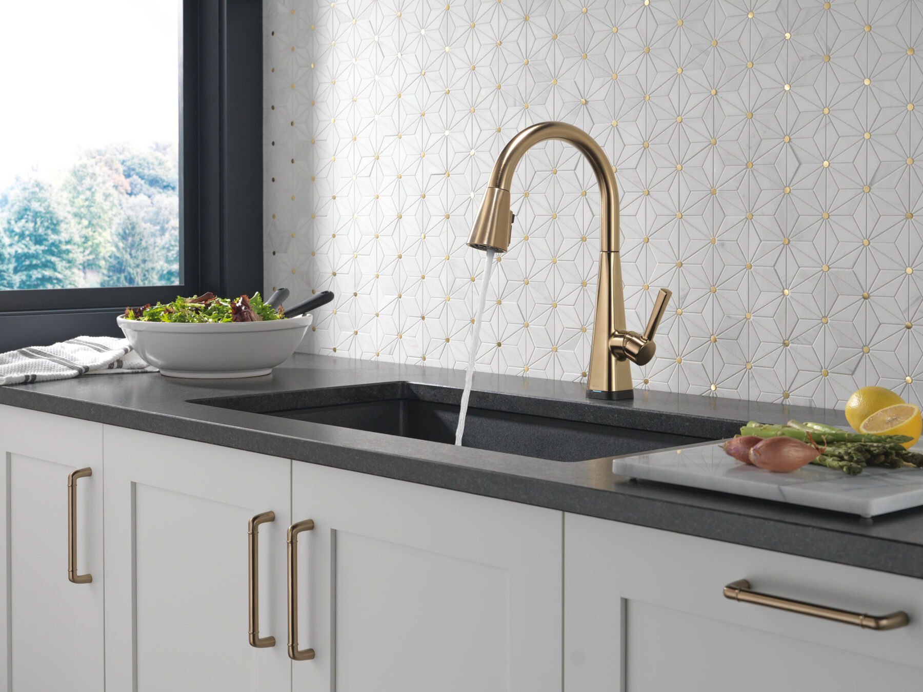 Single-Handle Pull-Down Kitchen Faucet with Touch<sub>2</sub>O&reg; Technology