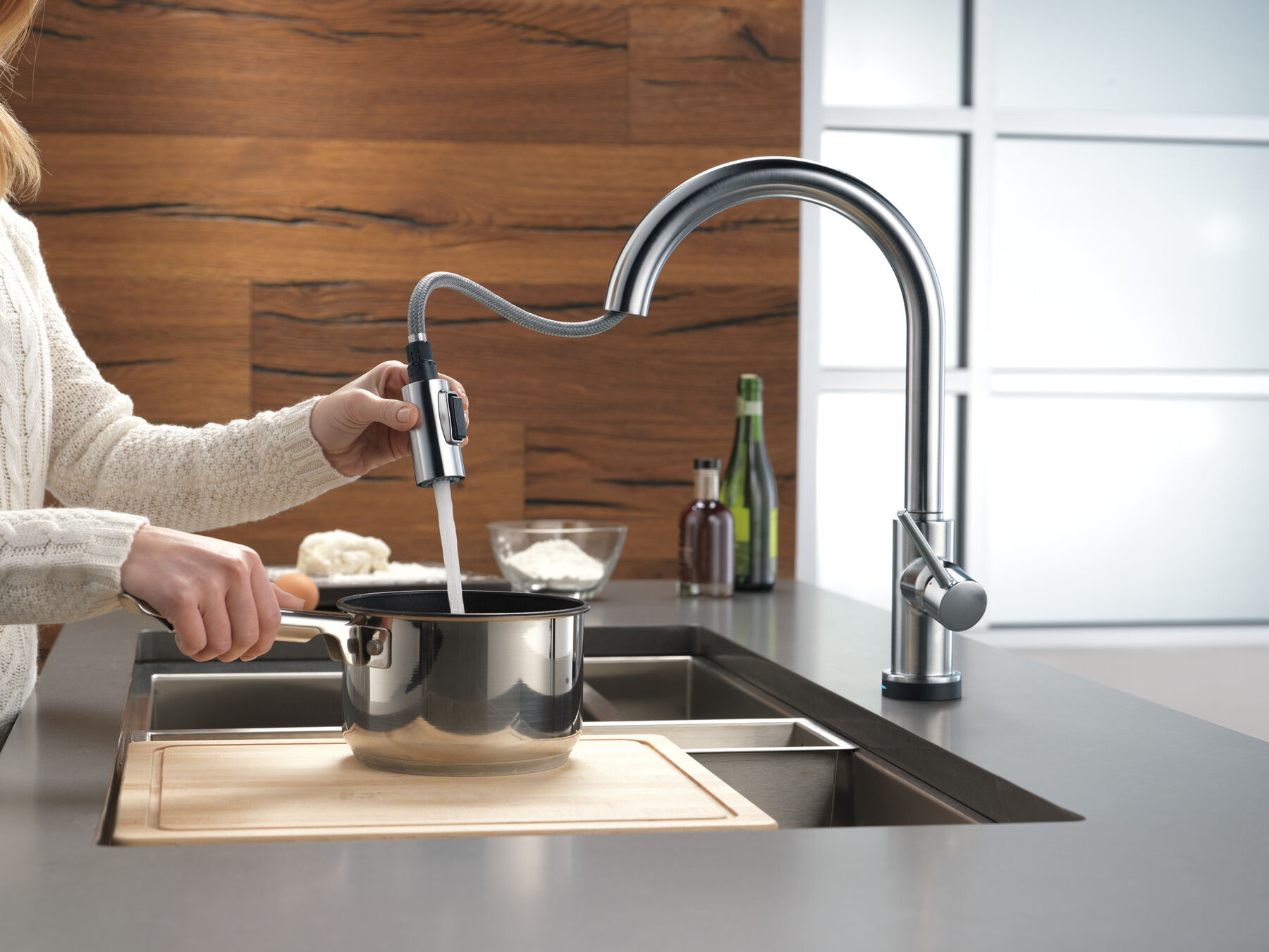 Single Handle Pull-Down Kitchen Faucet with Voice and Touch2O Technology