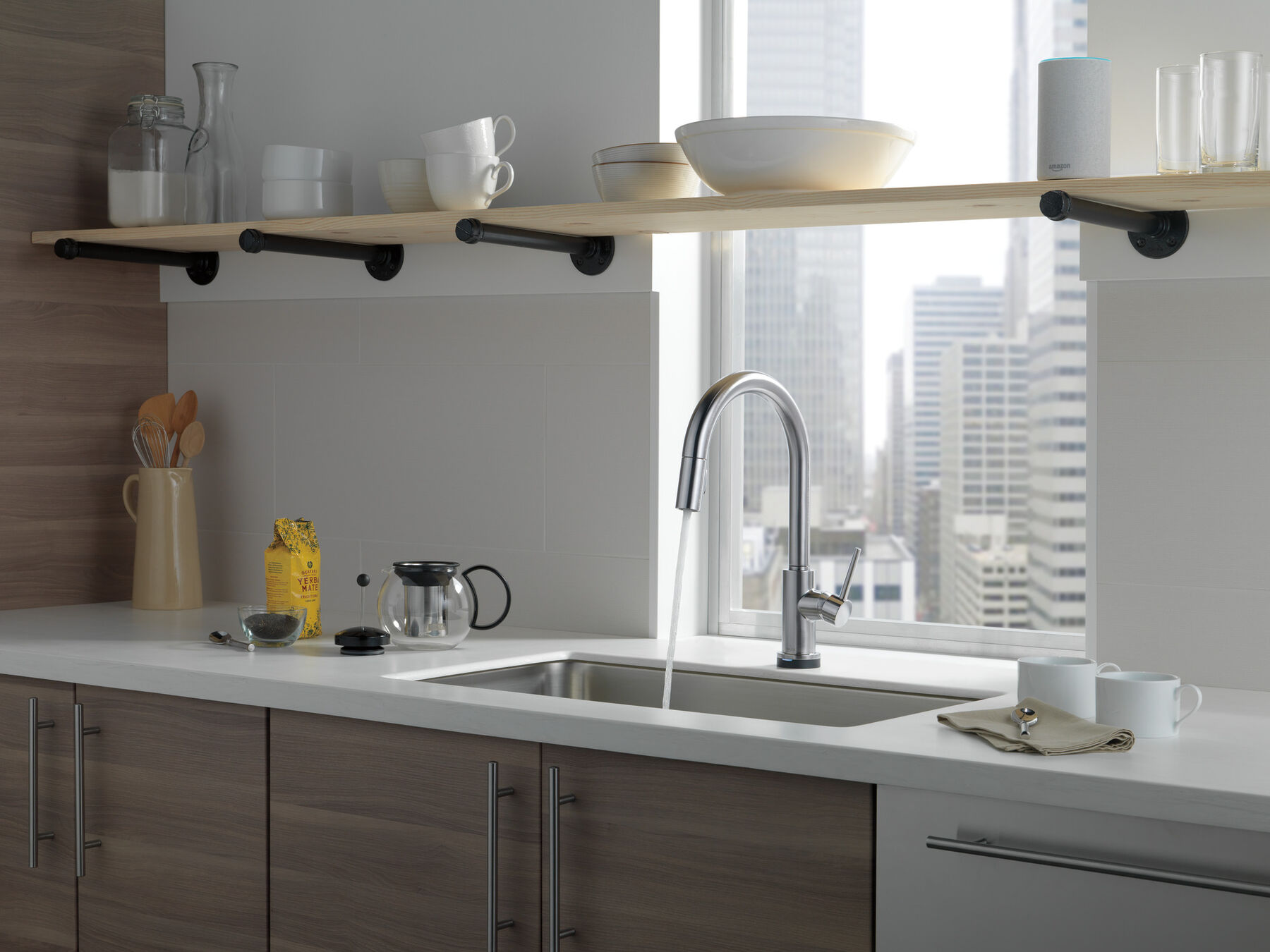 Single Handle Pull-Down Kitchen Faucet with Voice and Touch2O Technology