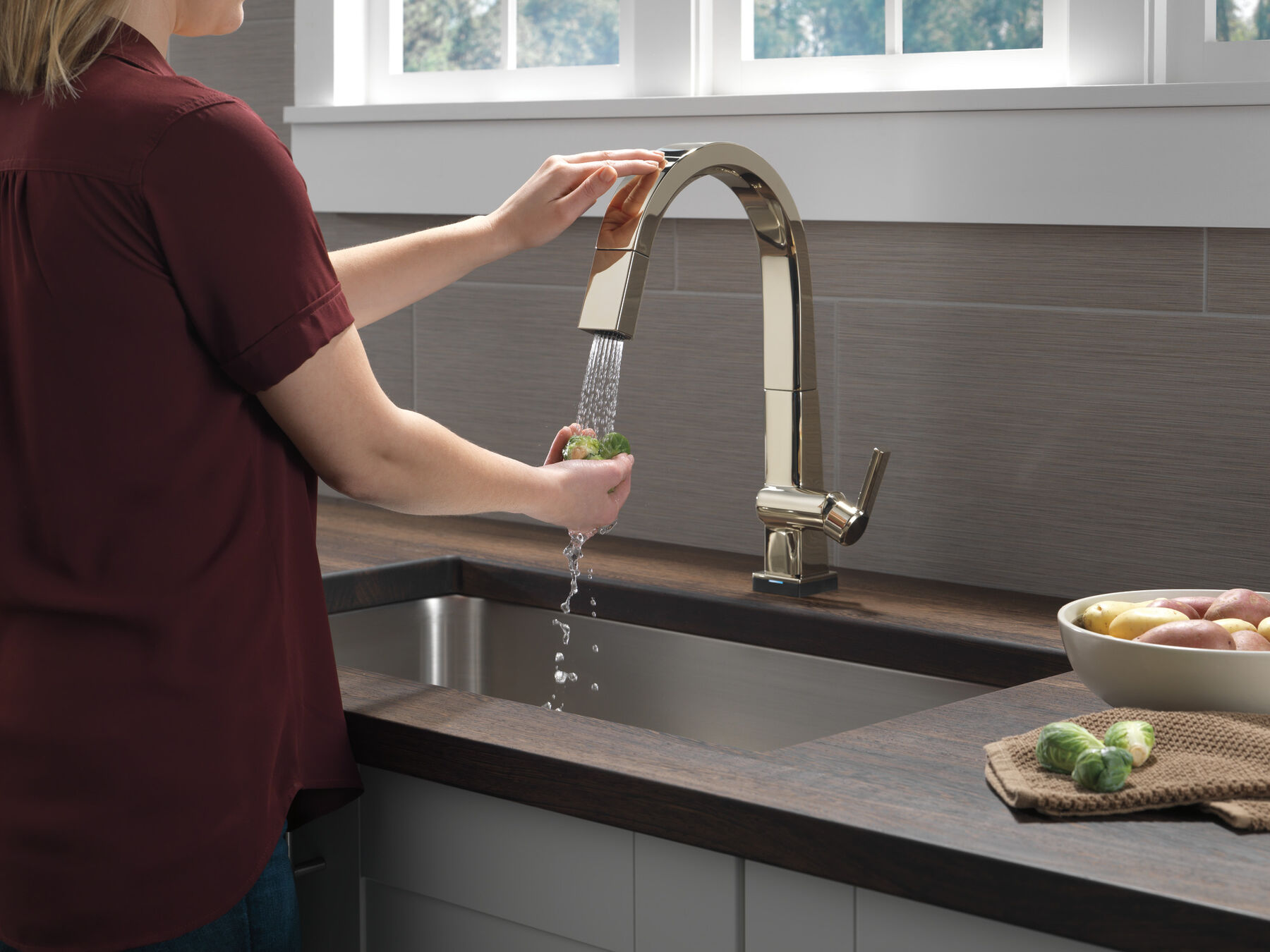 Single Handle Pull Down Kitchen Faucet with Touch2O Technology