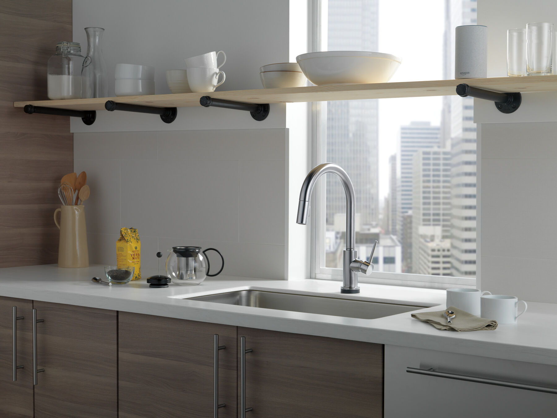 Single Handle Pull-Down Kitchen Faucet with Voice and Touch2O Technology