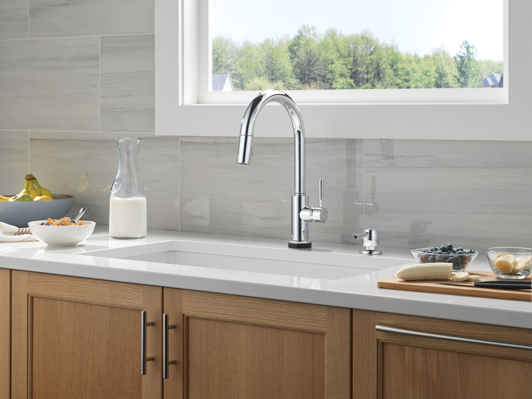 Single Handle Pull-Down Touch<sub>2</sub>O&reg; Technology Kitchen Faucet with Touchless Technology