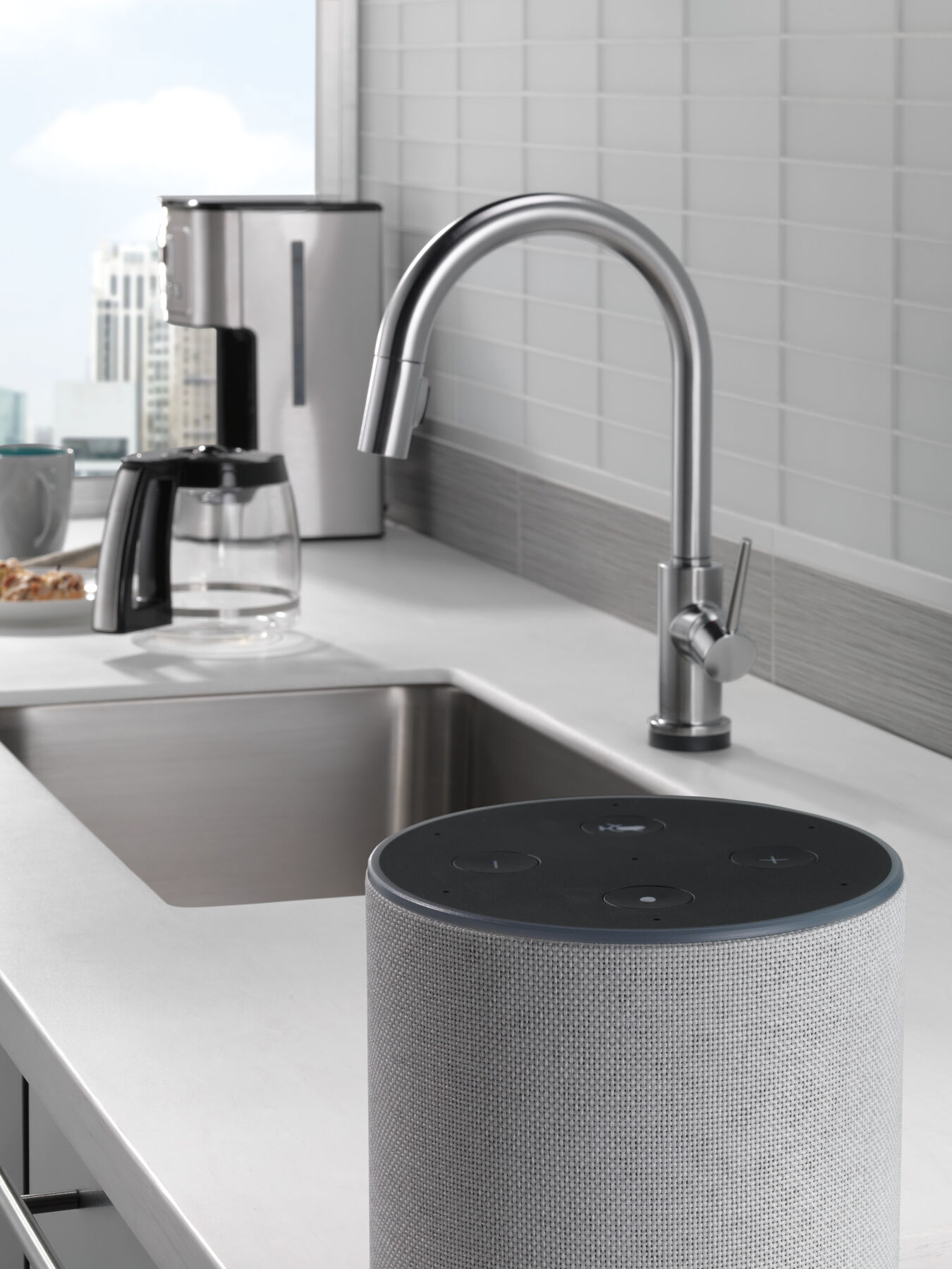 Single Handle Pull-Down Kitchen Faucet with Voice and Touch2O Technology