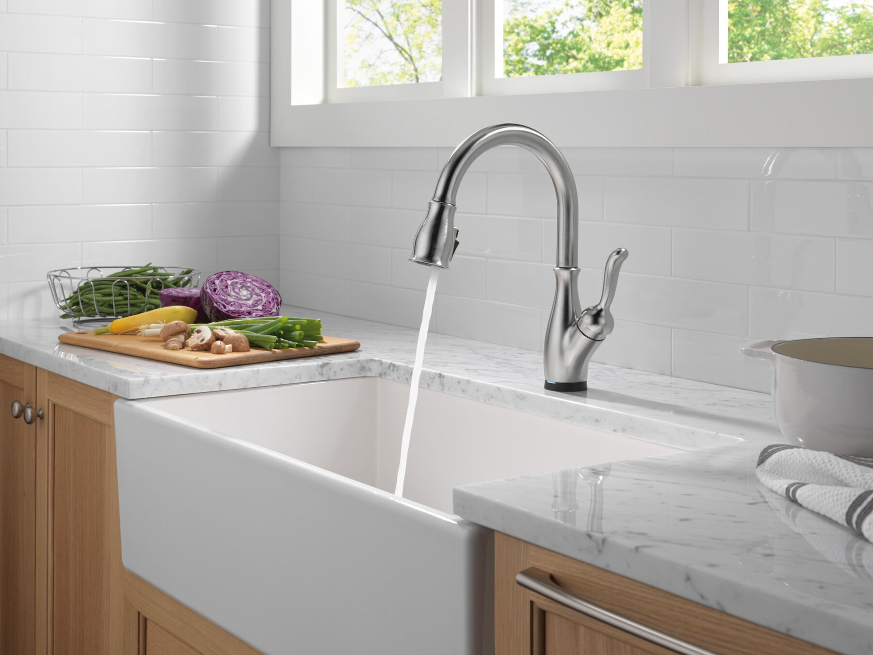 Touch2O&reg; with Touchless&trade; Pull-Down Kitchen 1L with Soap Disp Bundle