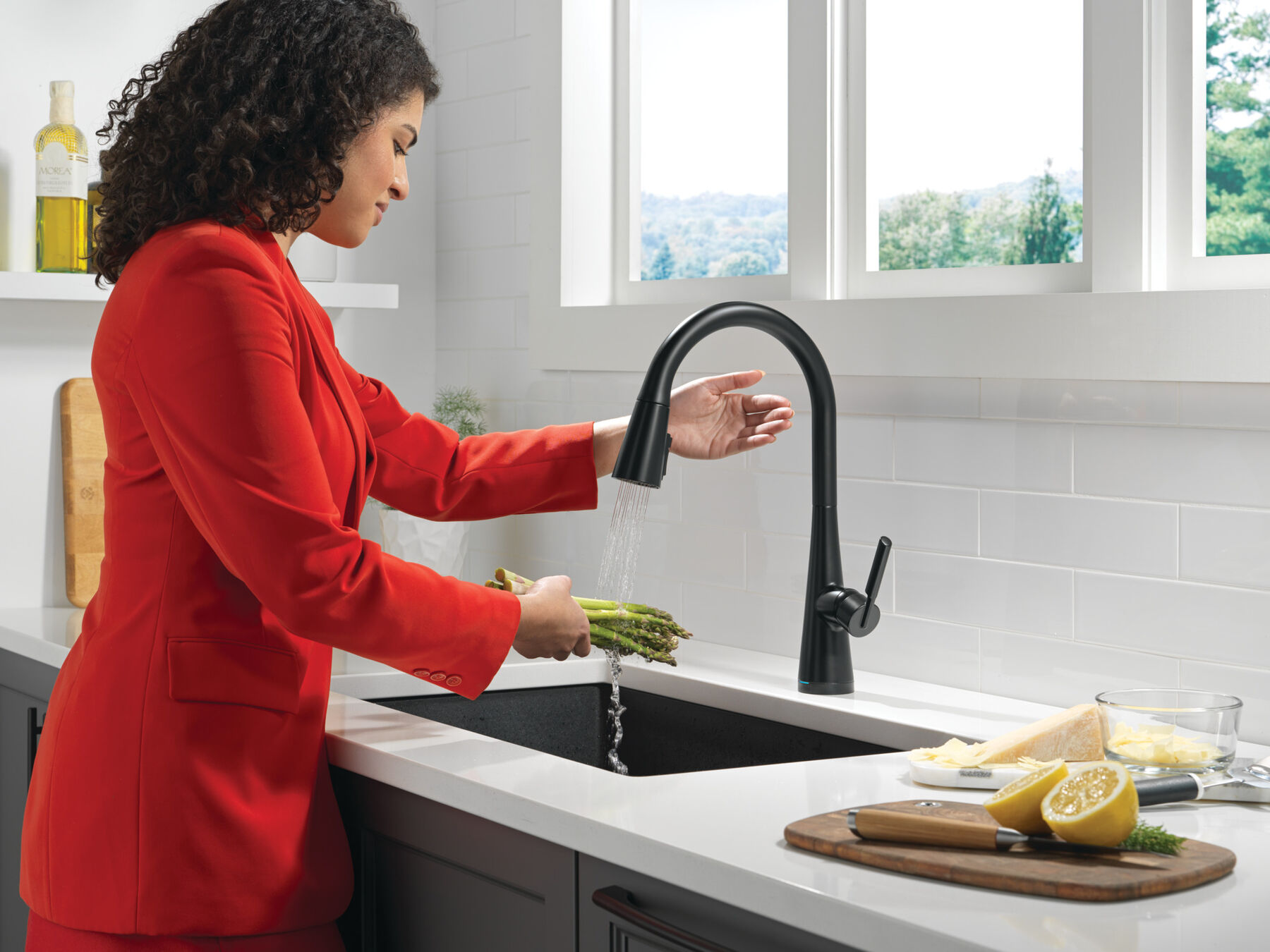 Single Handle Pull-Down Touch<sub>2</sub>O&reg; Technology Kitchen Faucet with Touchless Technology