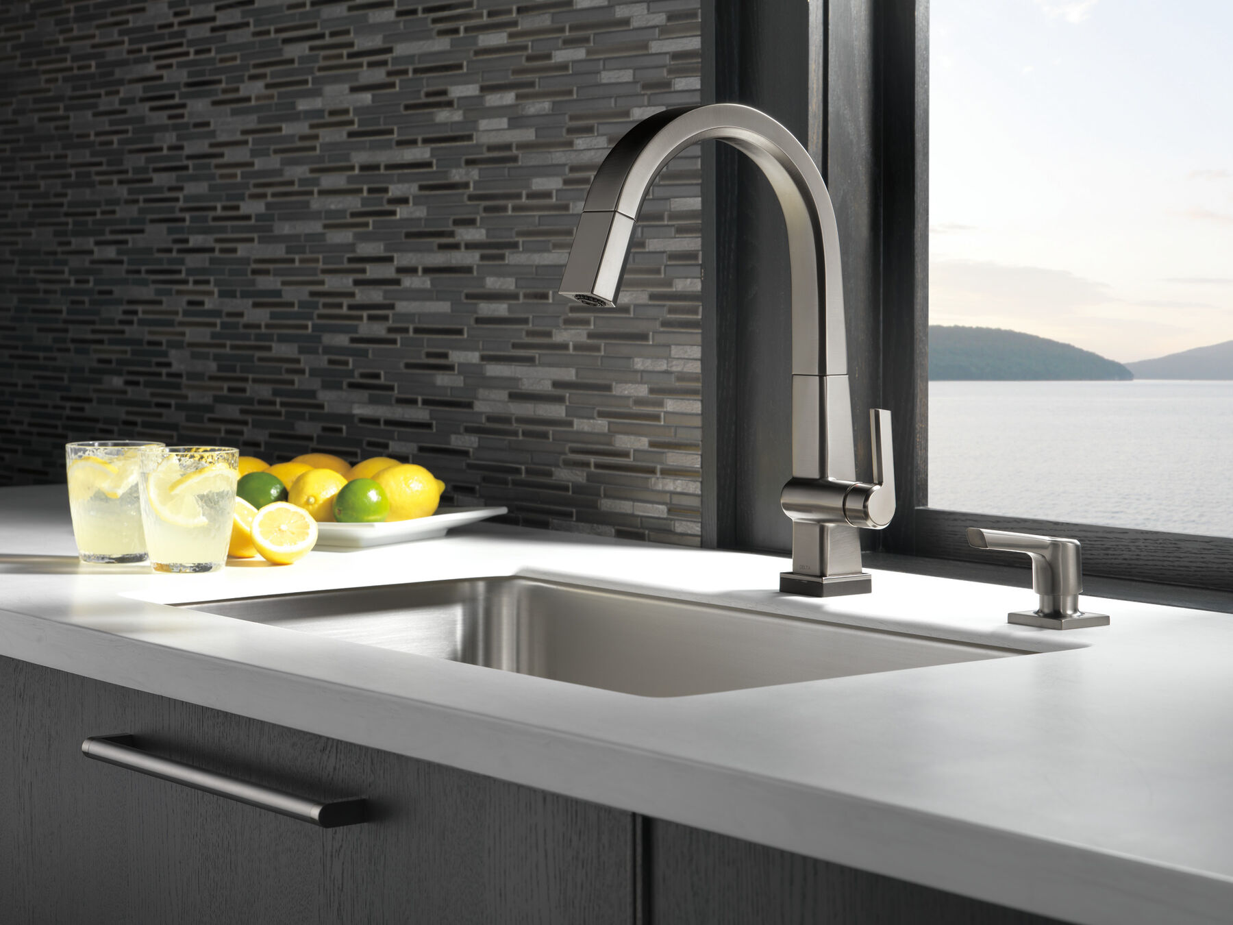 Single Handle Pull Down Kitchen Faucet with Touch2O Technology
