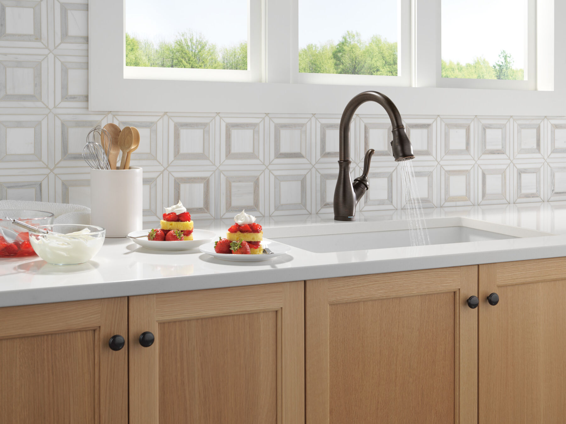 Touch2O&reg; with Touchless&trade; Pull-Down Kitchen 1L with Soap Disp Bundle