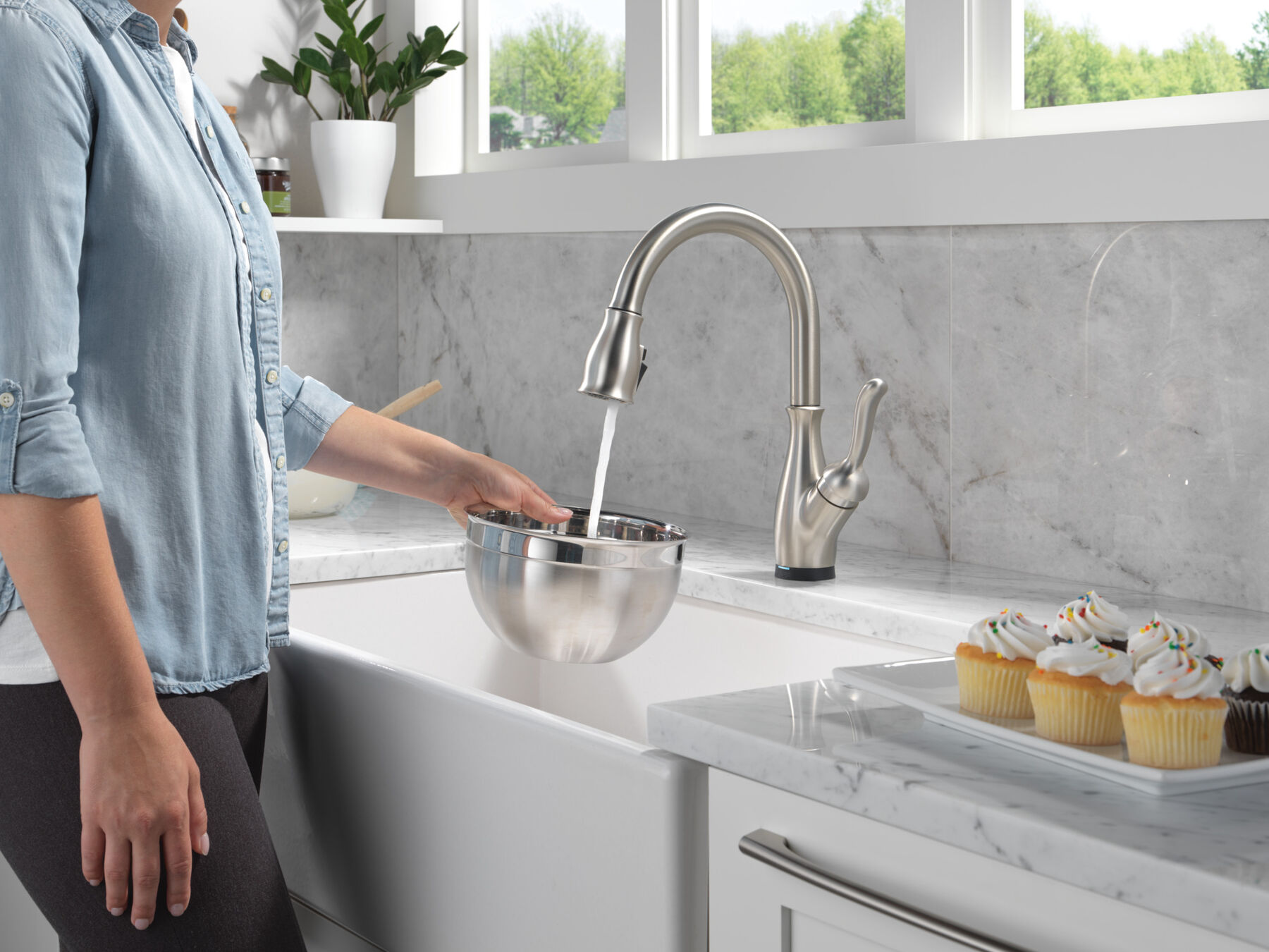 Touch2O&reg; with Touchless&trade; Pull-Down Kitchen 1L with Soap Disp Bundle