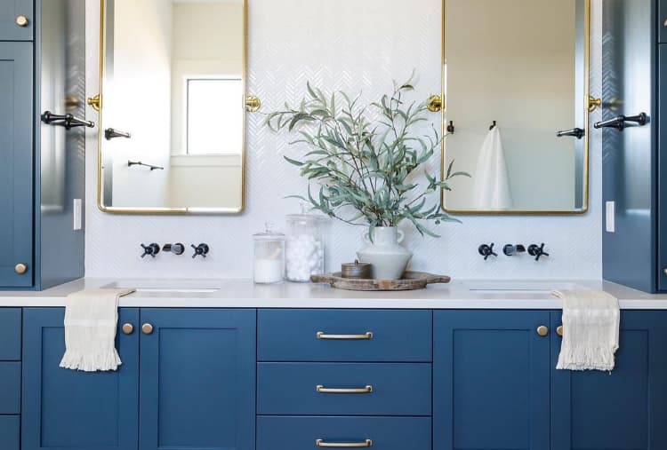 Laurensmythdesign's matte black classic bathroom