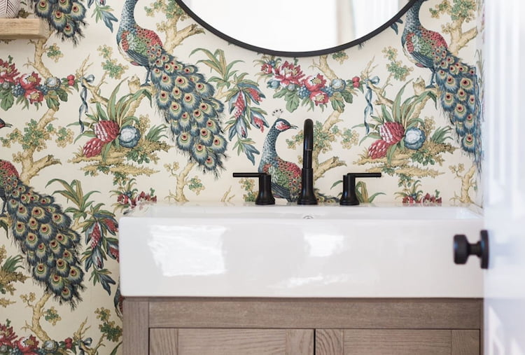 @rebeccarollinsinteriors' wallpapered bathroom