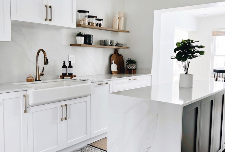 @thehomemind's bright, white kitchen