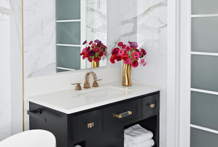 @wamhoffdeisgnbuild's clean, modern bathroom