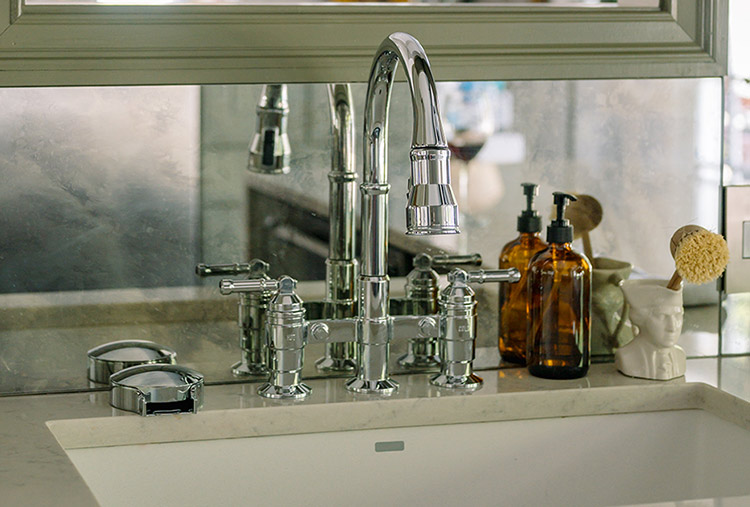 Broderick faucet and glass rinser
