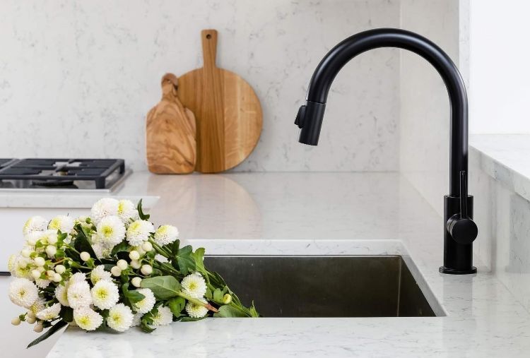 @moordesign's kitchen sink with flowers
