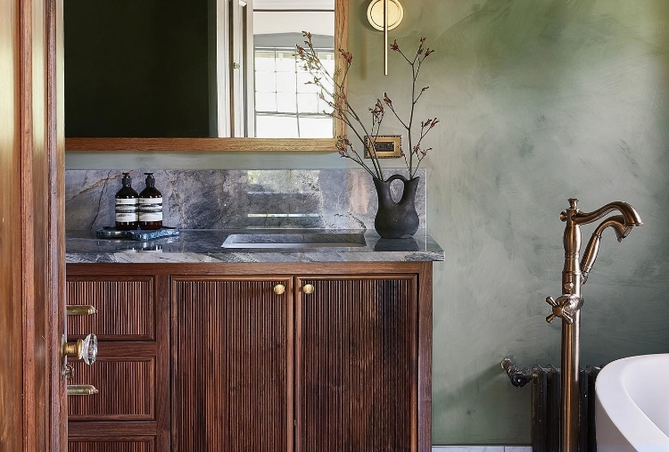 @sadielakedesigns' woodsy bathroom