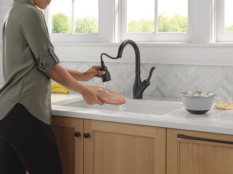 Delta® Touchless Technology with Pull Down Sprayer